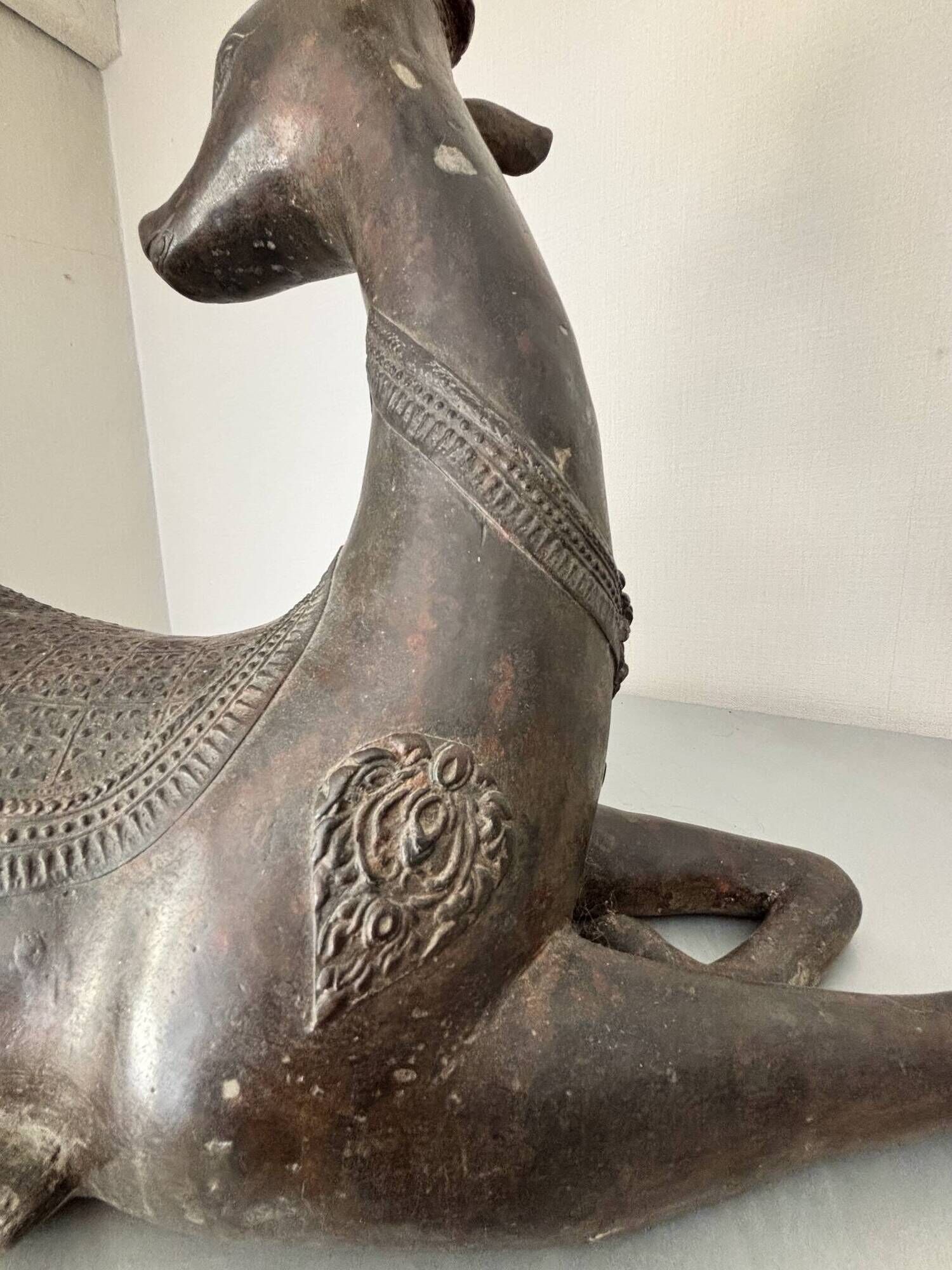 Solid bronze deer 20kg (1979), with period sales certificate.