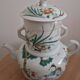 Ancienne théière chinoise en porcelaine émaillée décor famille rose
