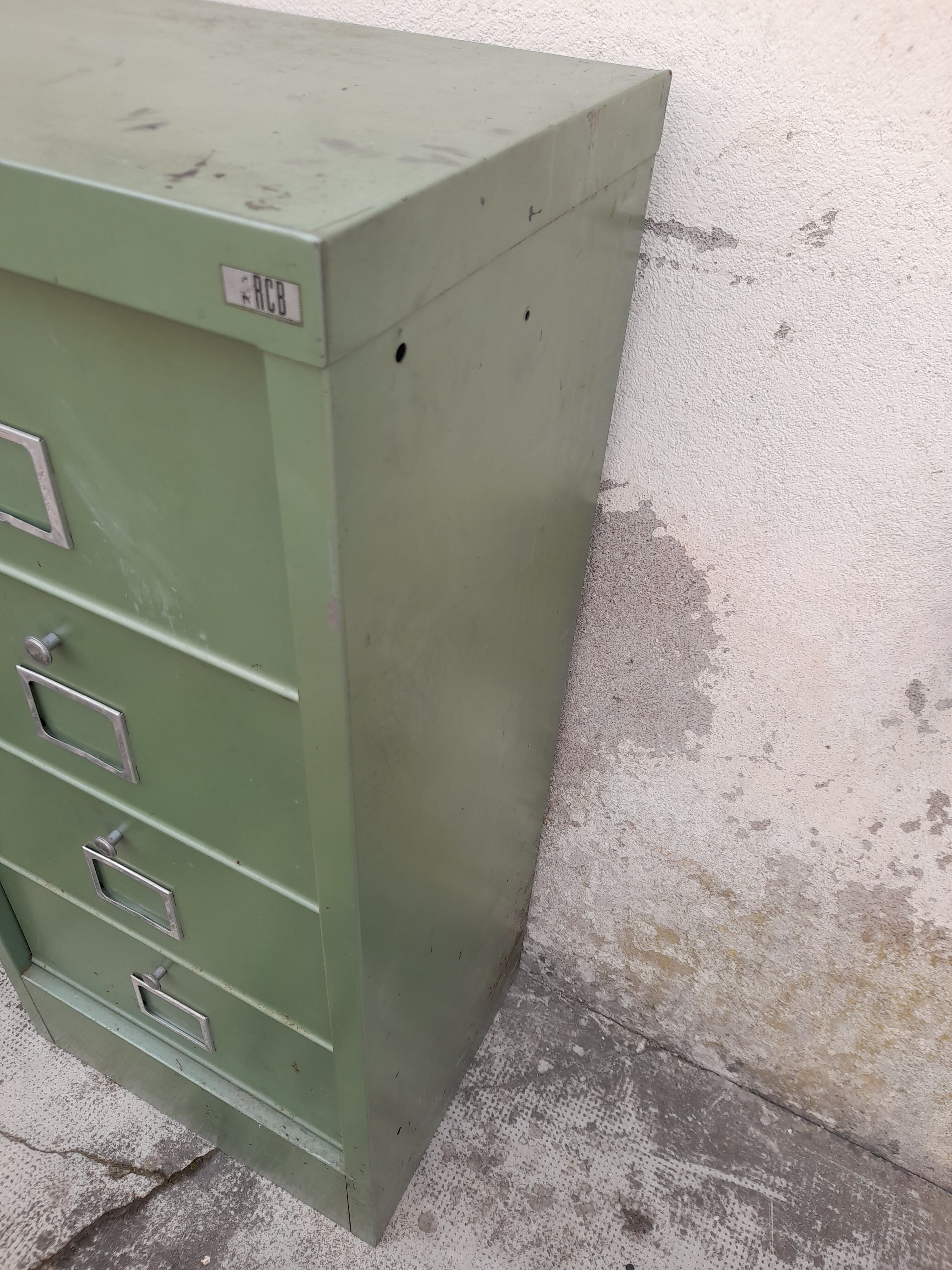 Iron clamshell cabinet