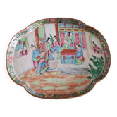 Plat ovale polylobé en porcelaine cantonnaise - 19ème siècle