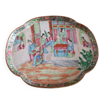 Plat ovale polylobé en porcelaine cantonnaise - 19ème siècle