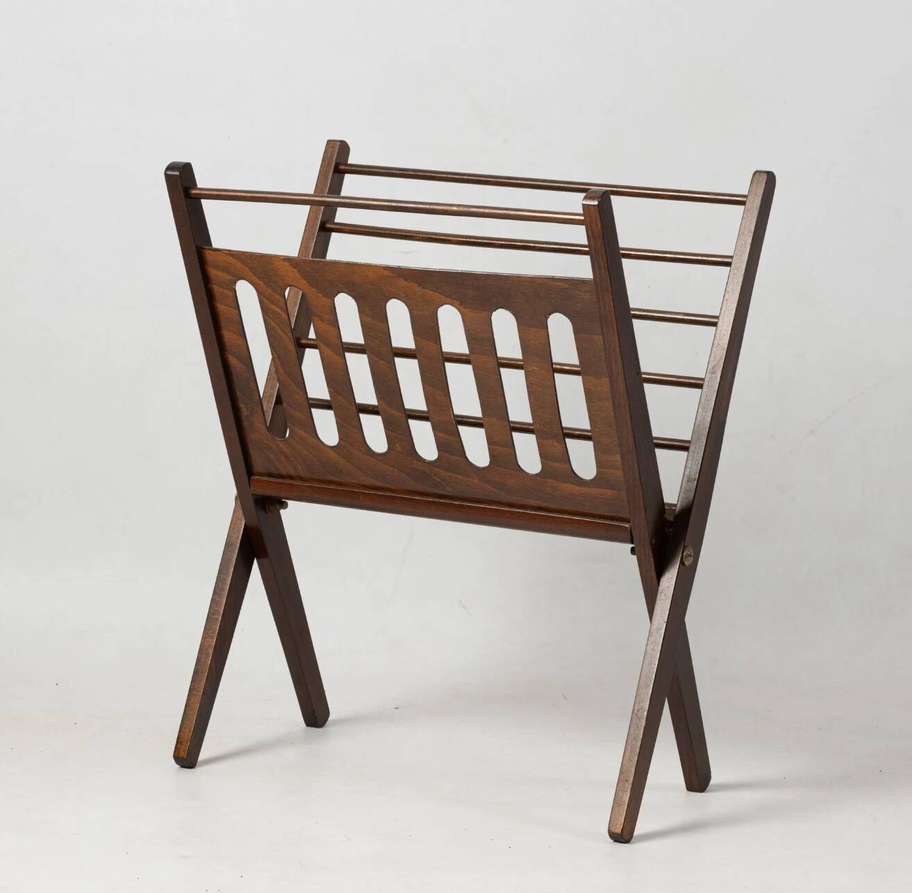 Cross-legged magazine rack cees braakman