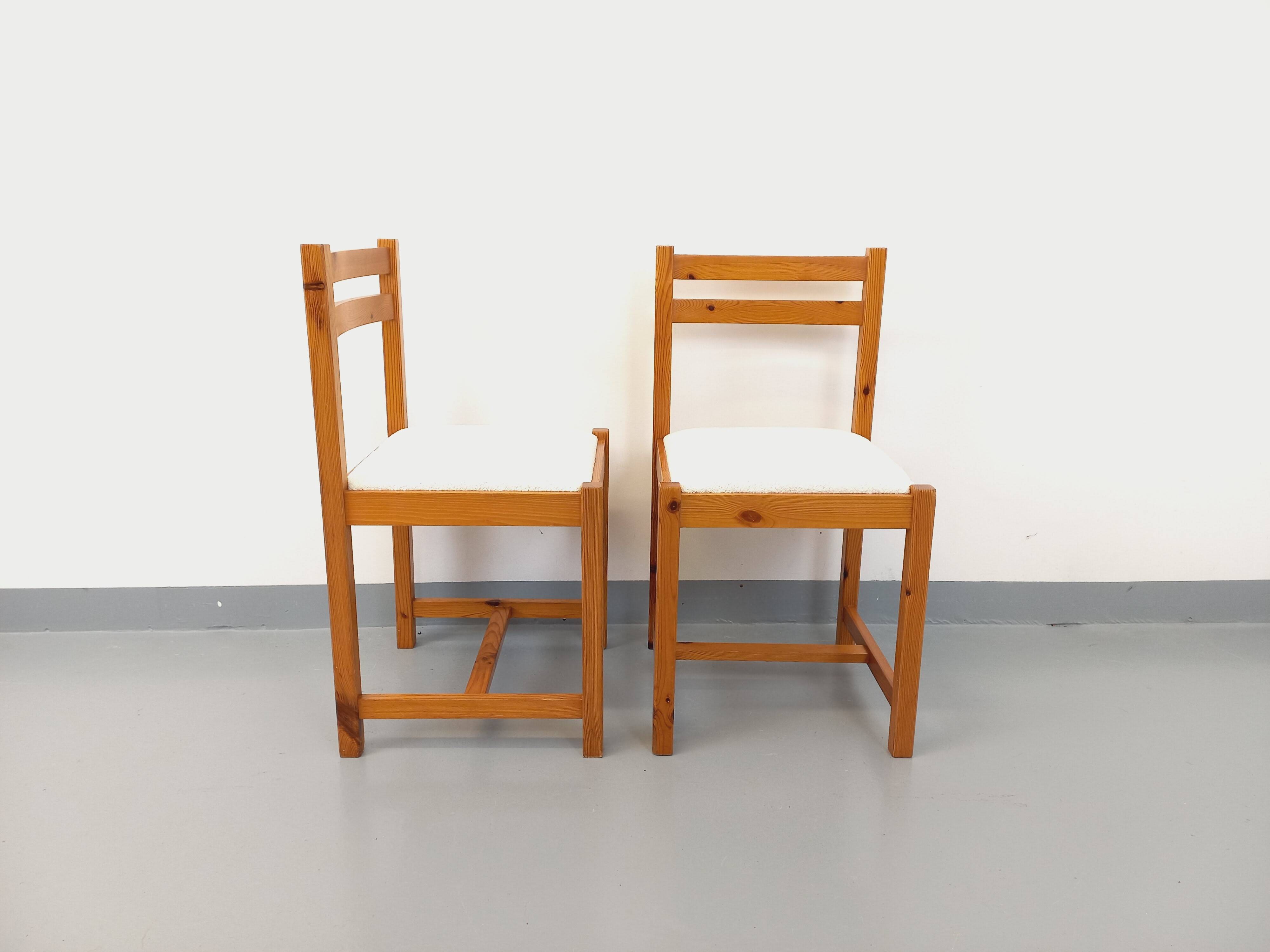 Pair of vintage chairs in pine and white terry fabric from the 70s