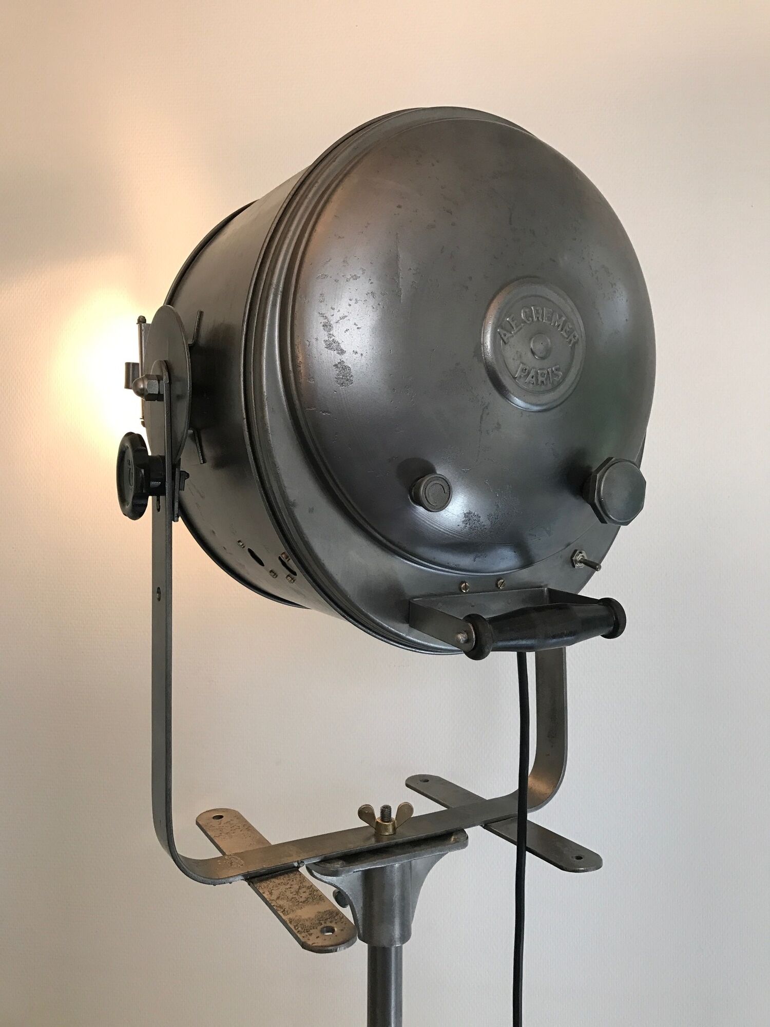 2kw Cremer on tripod origin movie projector