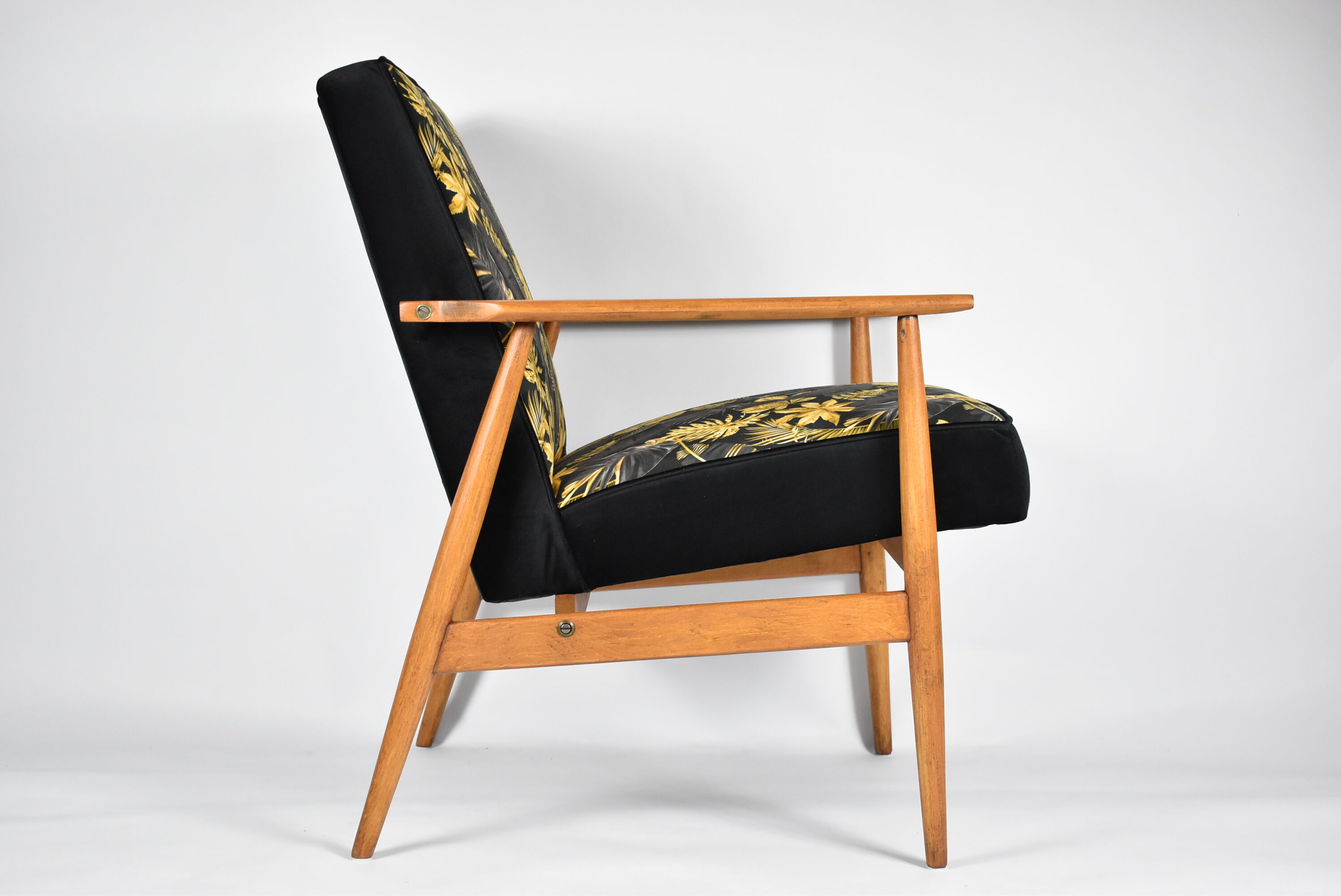 Armchair "Fox" designed by Henryk Lis 1970