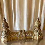 3 accessoires de cheminée en bronze doré 2 chenets et 1 barre de foyer