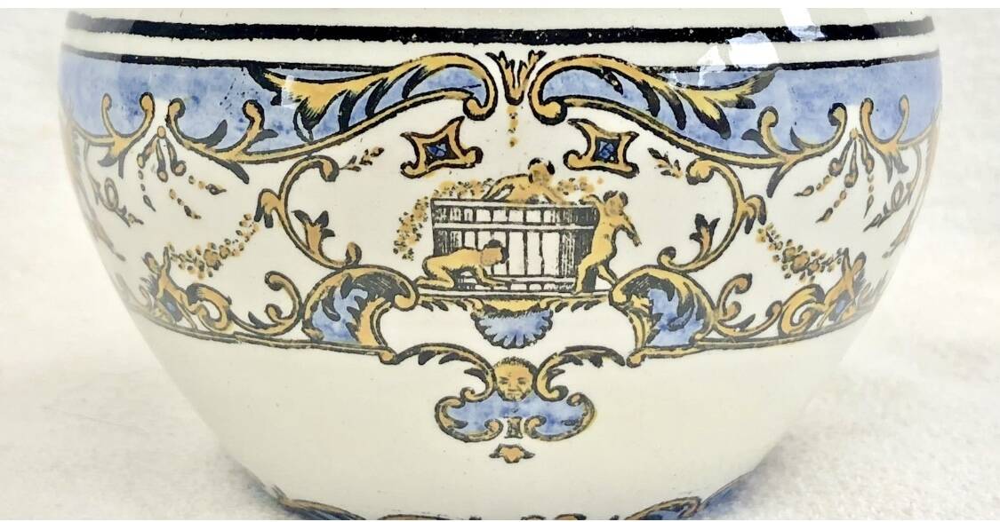 Old cream jug for children at the Dionysos press Gien