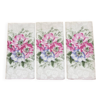 Set of 3 vintage napkins with flowers