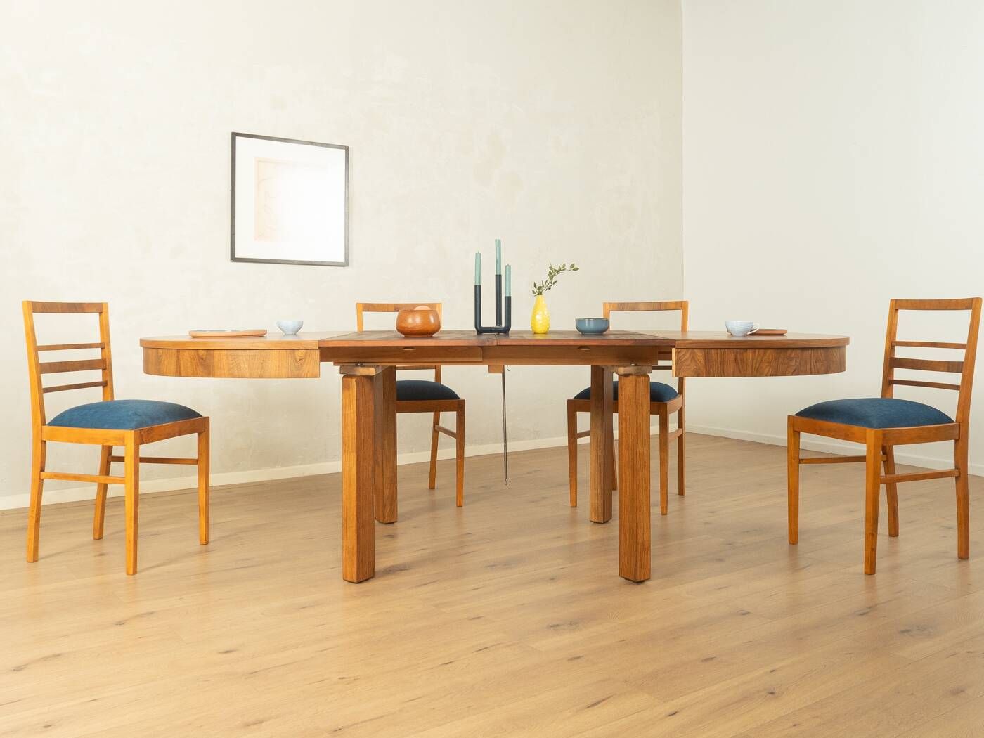 Elegant extendable dining table by Ruscheweyh, 1930s, walnut