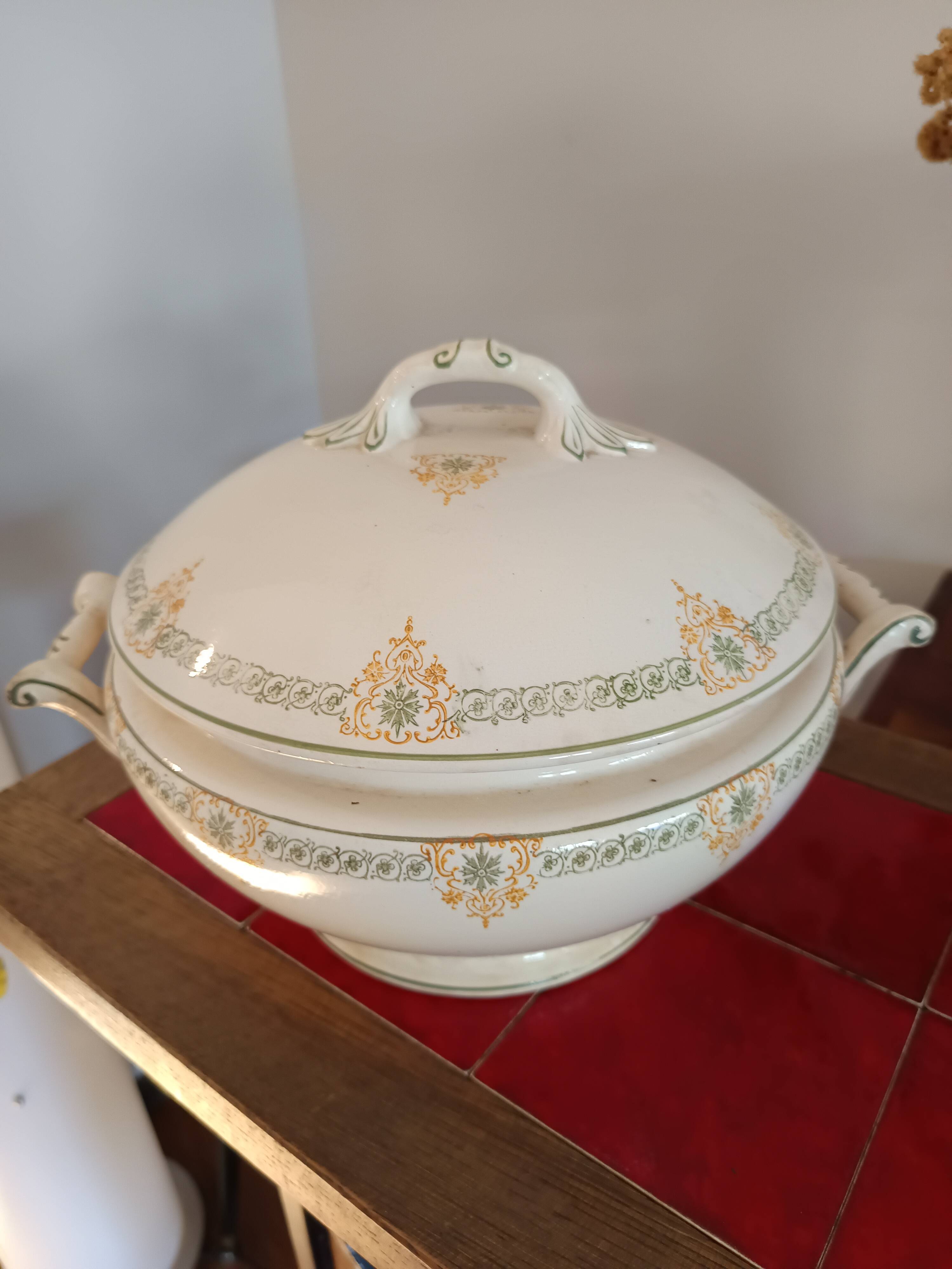 Longwy earthenware dinner service, Longpré pattern, 1895