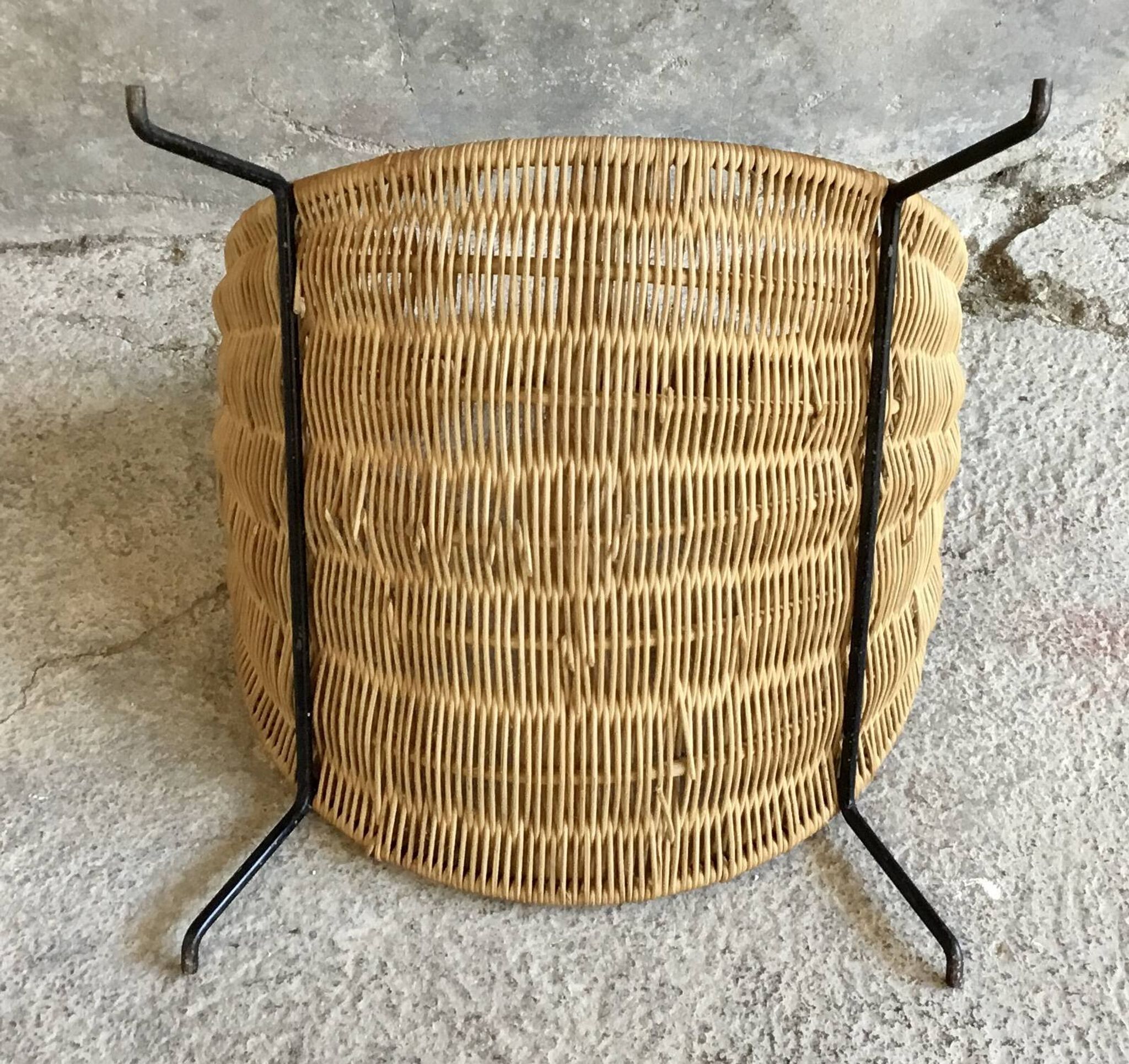 Magazine rack or log holder in wicker and metal - 1950s design