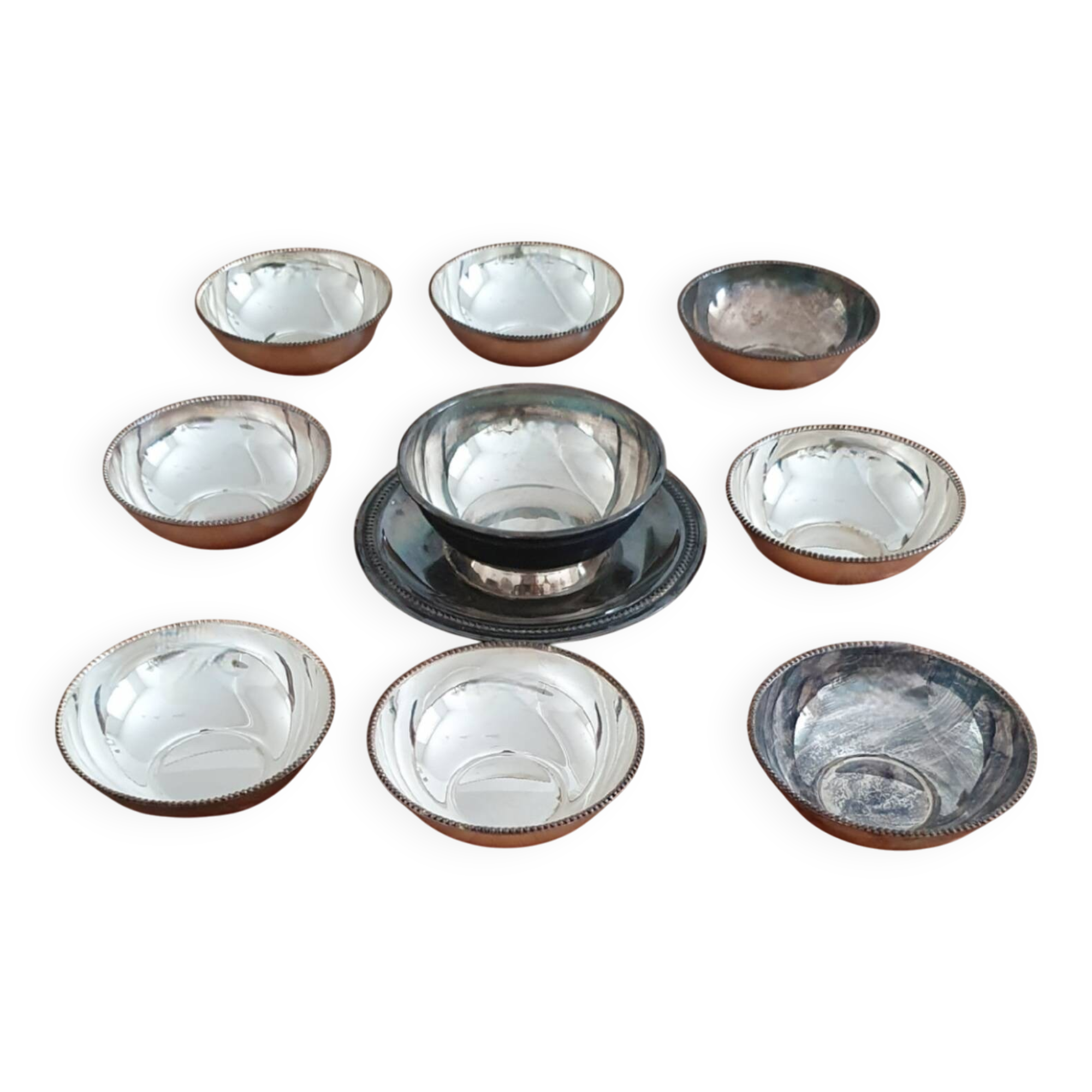 Lot of Saint Médard sauceboat and 8 bowls