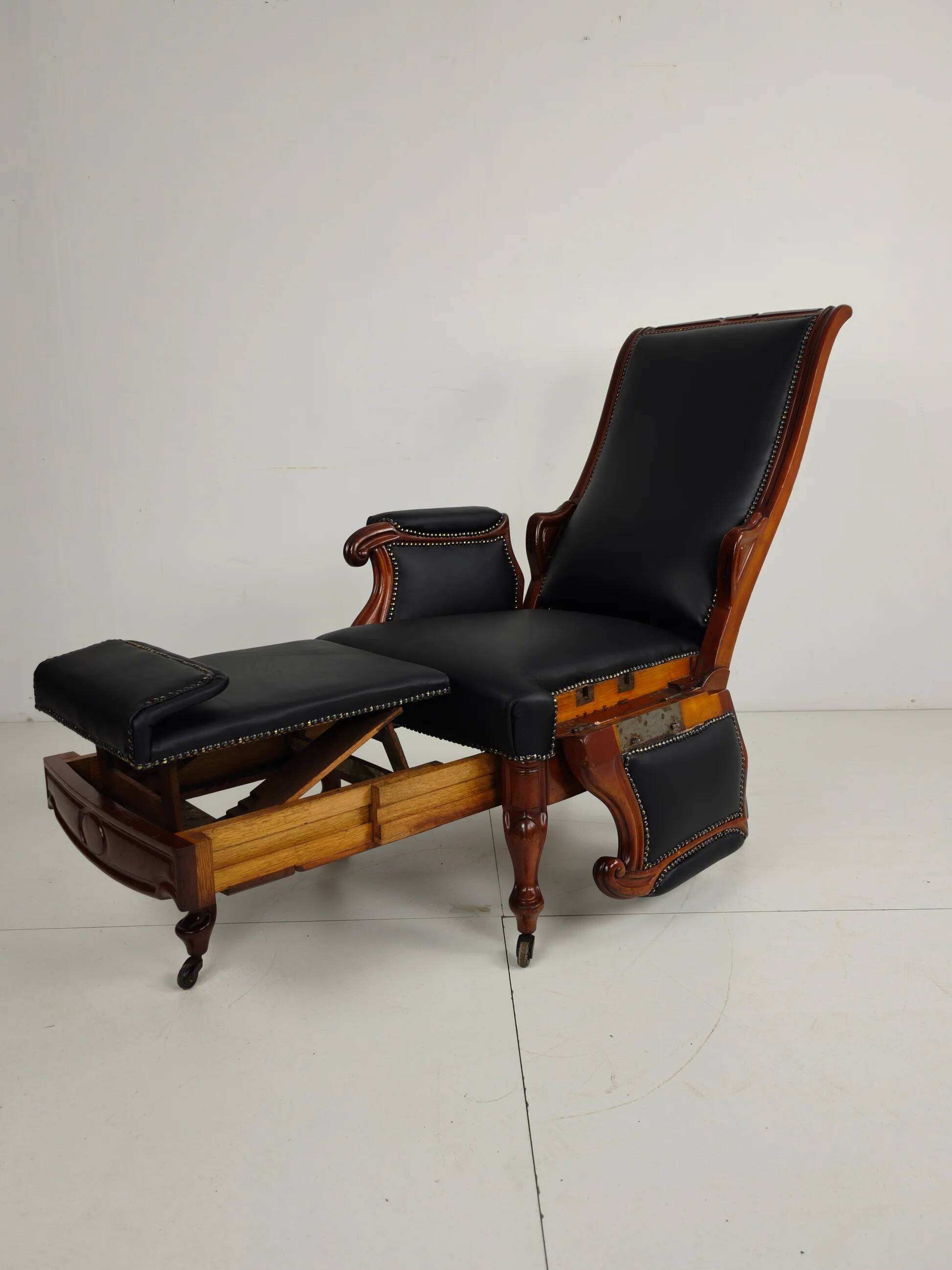 Fauteuil de bibliothèque ancien du XIXe siècle par Horrix – cuir noir