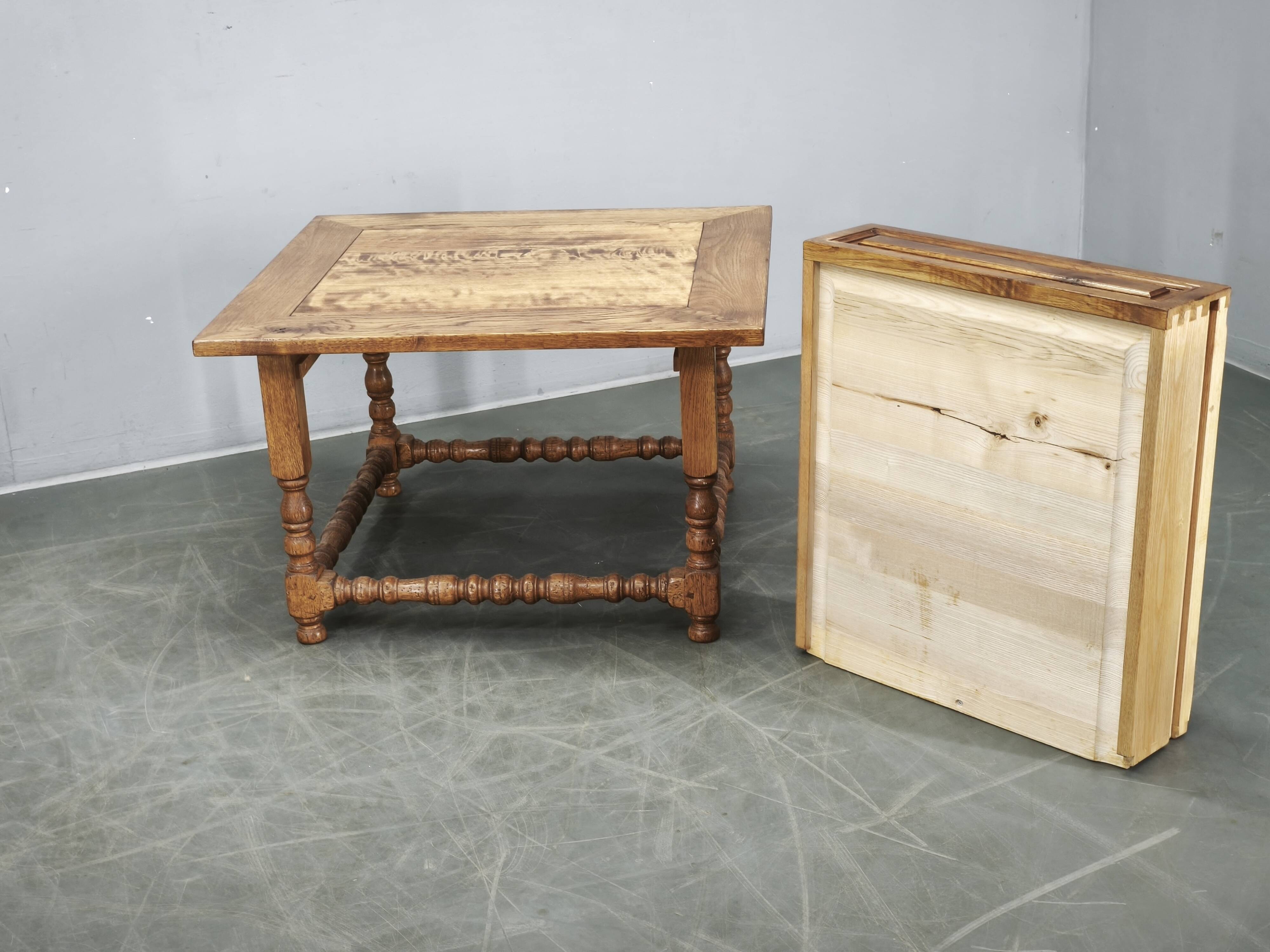 Paire de grandes tables de nuit en chêne massif européen, années 1980.