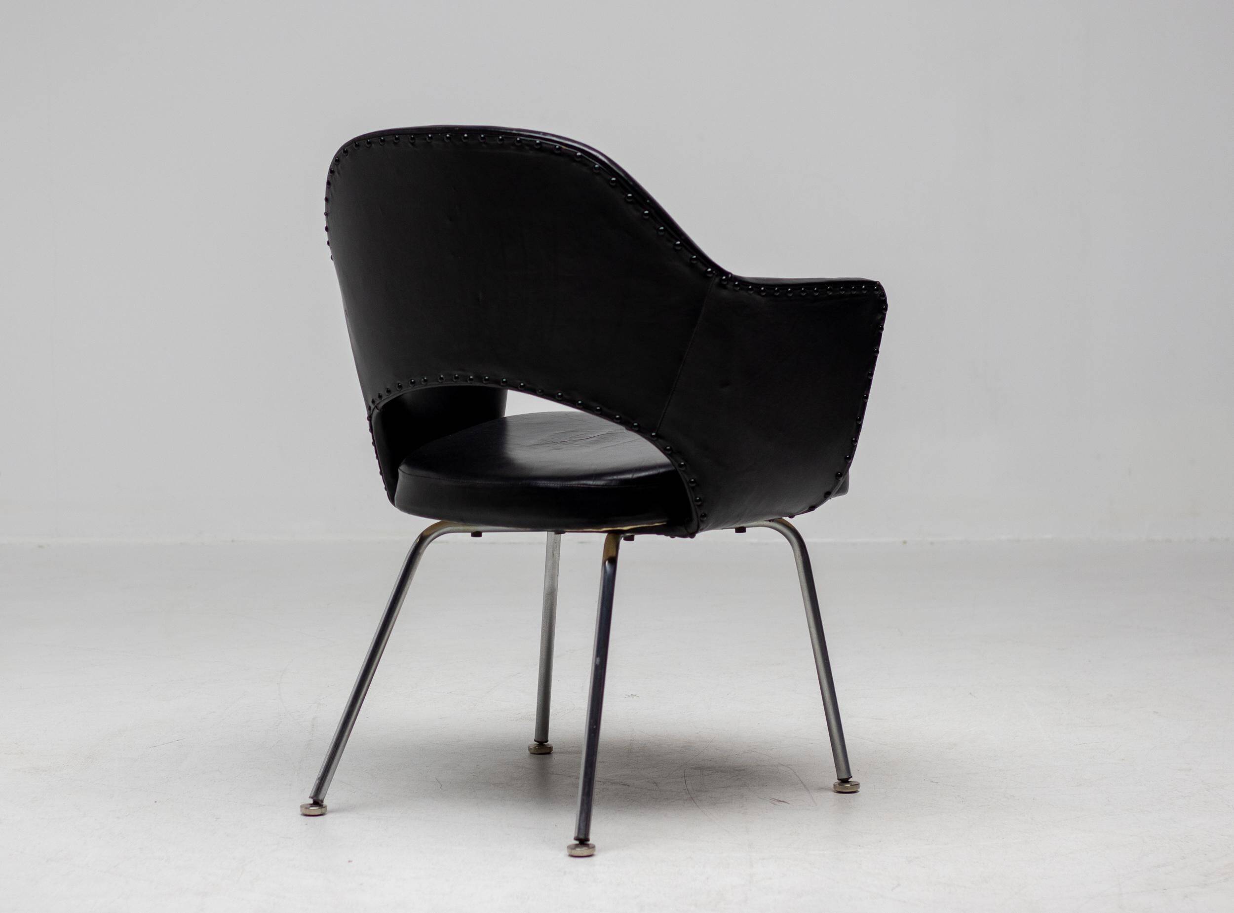 Set of 4 Saarinen executive chairs for Knoll in original black leather.