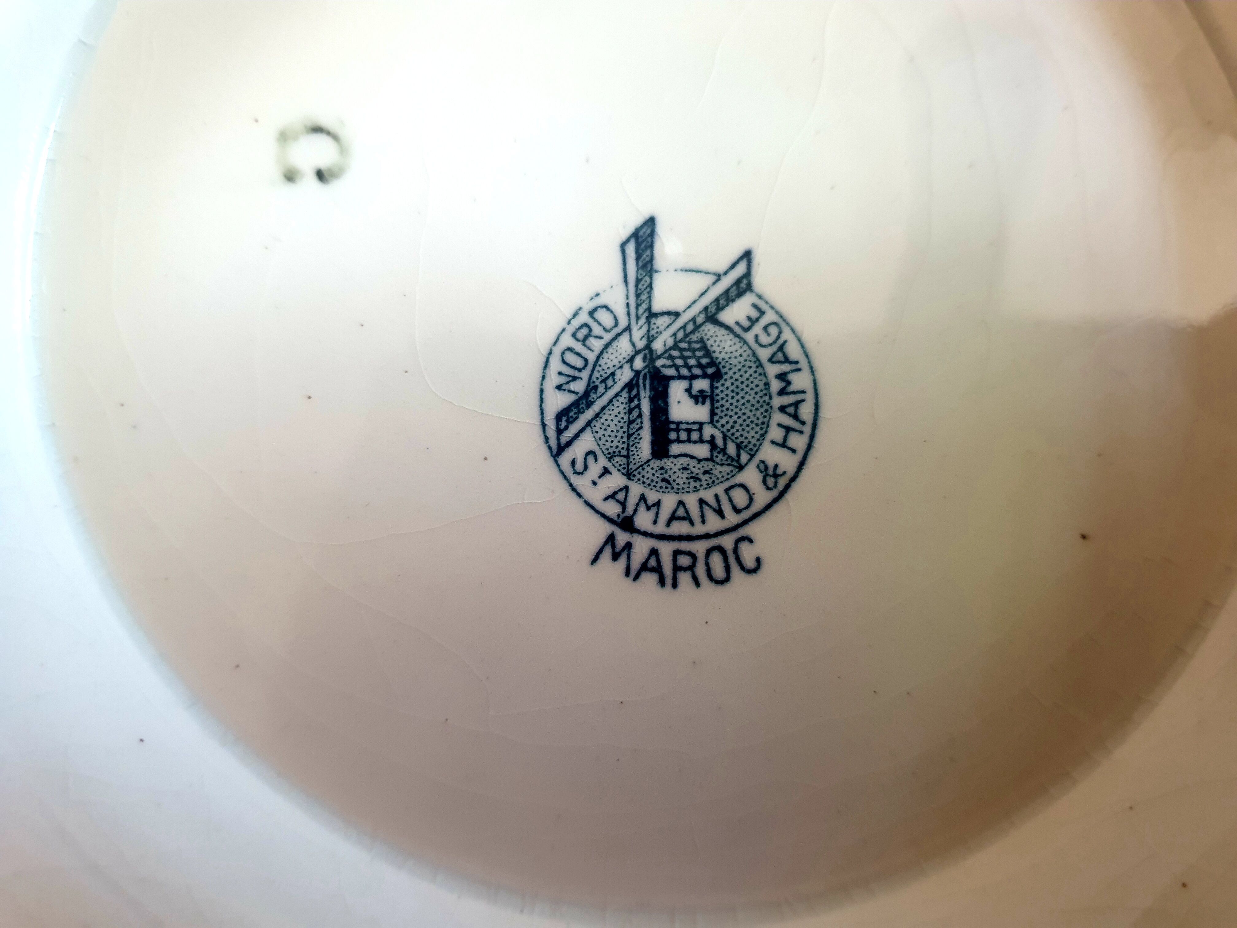 Pair of dishes on light standing saint amand morocco collection