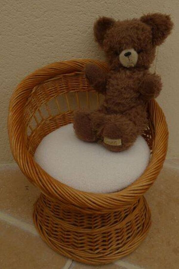 Fauteuil en osier à dossier haut et son coussin en tissu bouclé