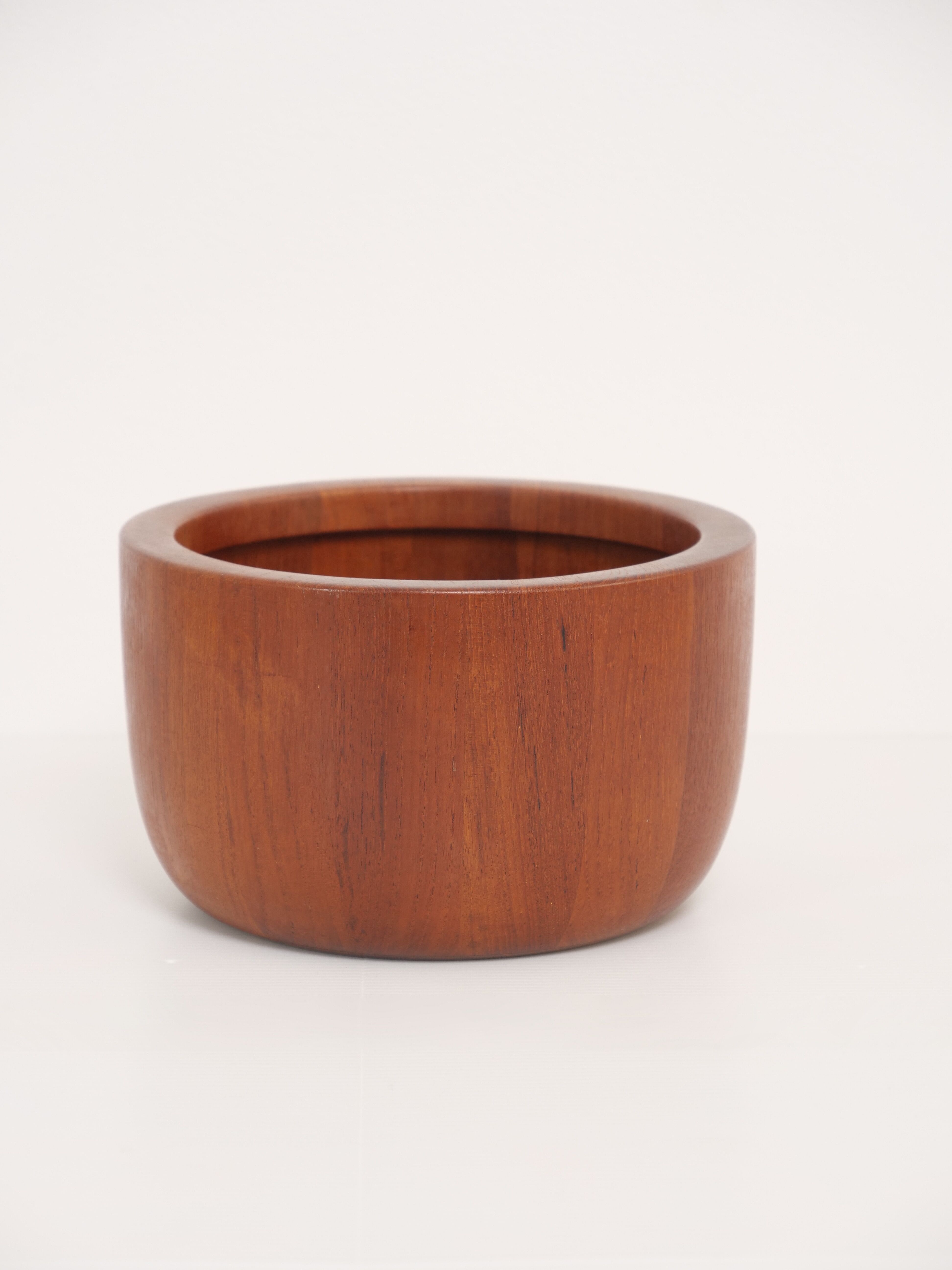 Scandinavian teak bowl by Richard Nissen Denmark