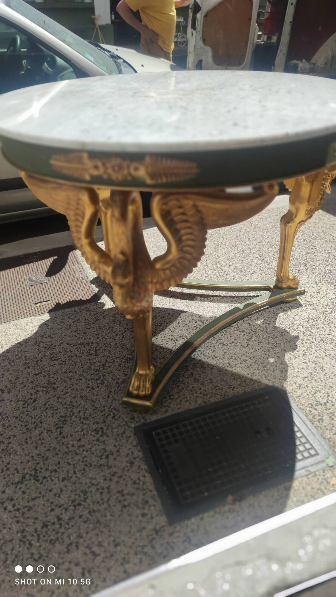 Table de milieu d'apparat en bois peint, doré et marbre carrare blanc