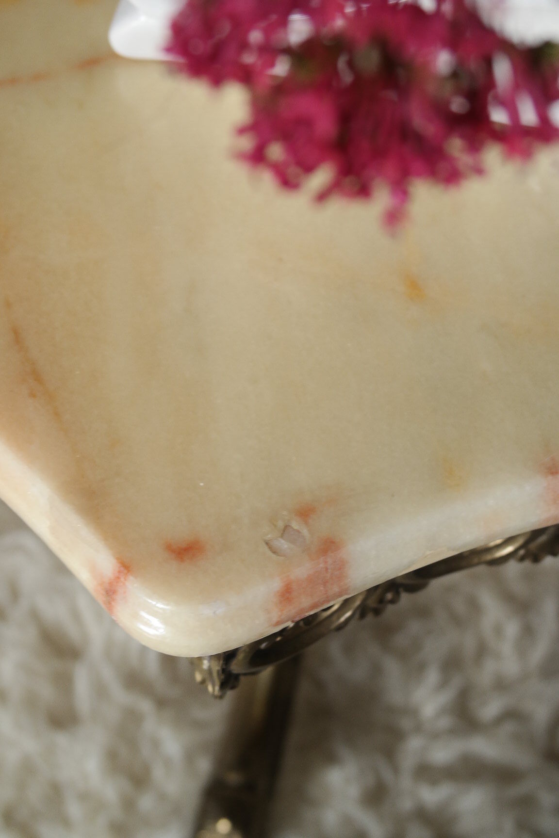 Coffee table in brass and onyx