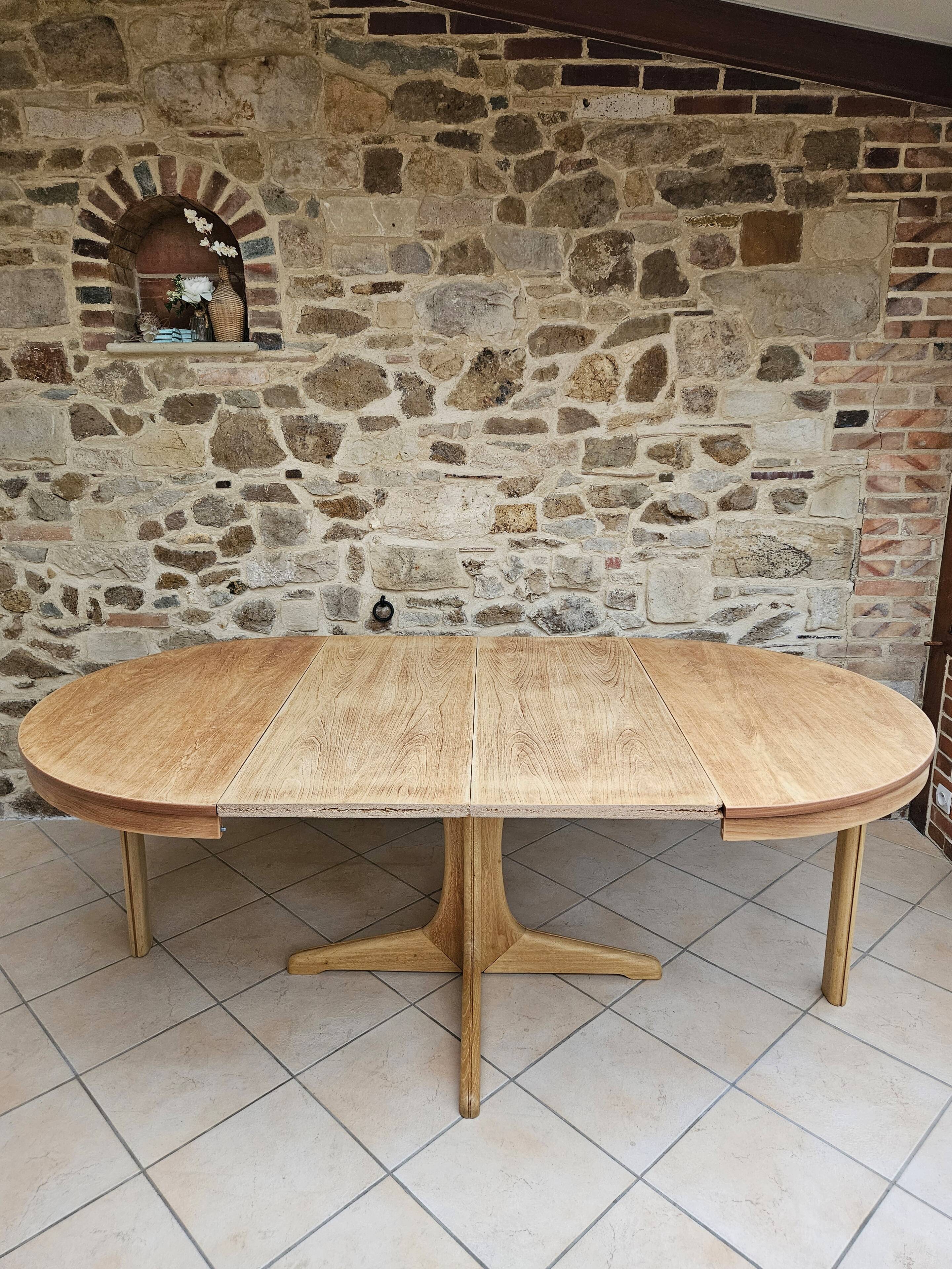 Baumann style round table