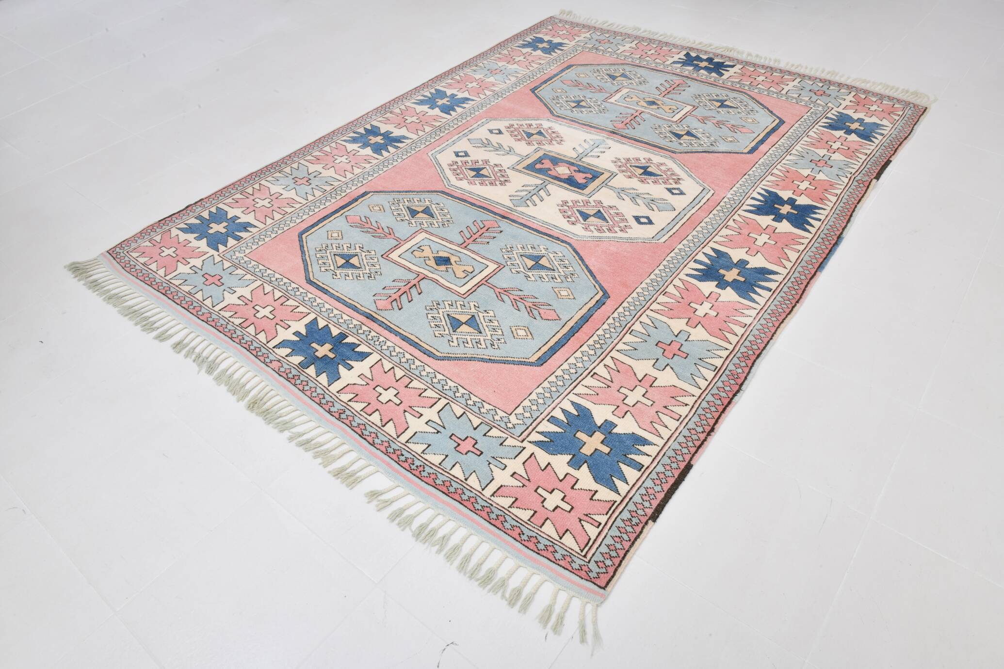 Grand tapis kilim 286x208, tons rose et bleu, motifs tribaux vintage