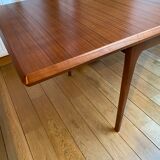 Table scandinave