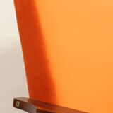 Fauteuil moderne en velours orange papaye bois brun foncé 1970 style scandinave