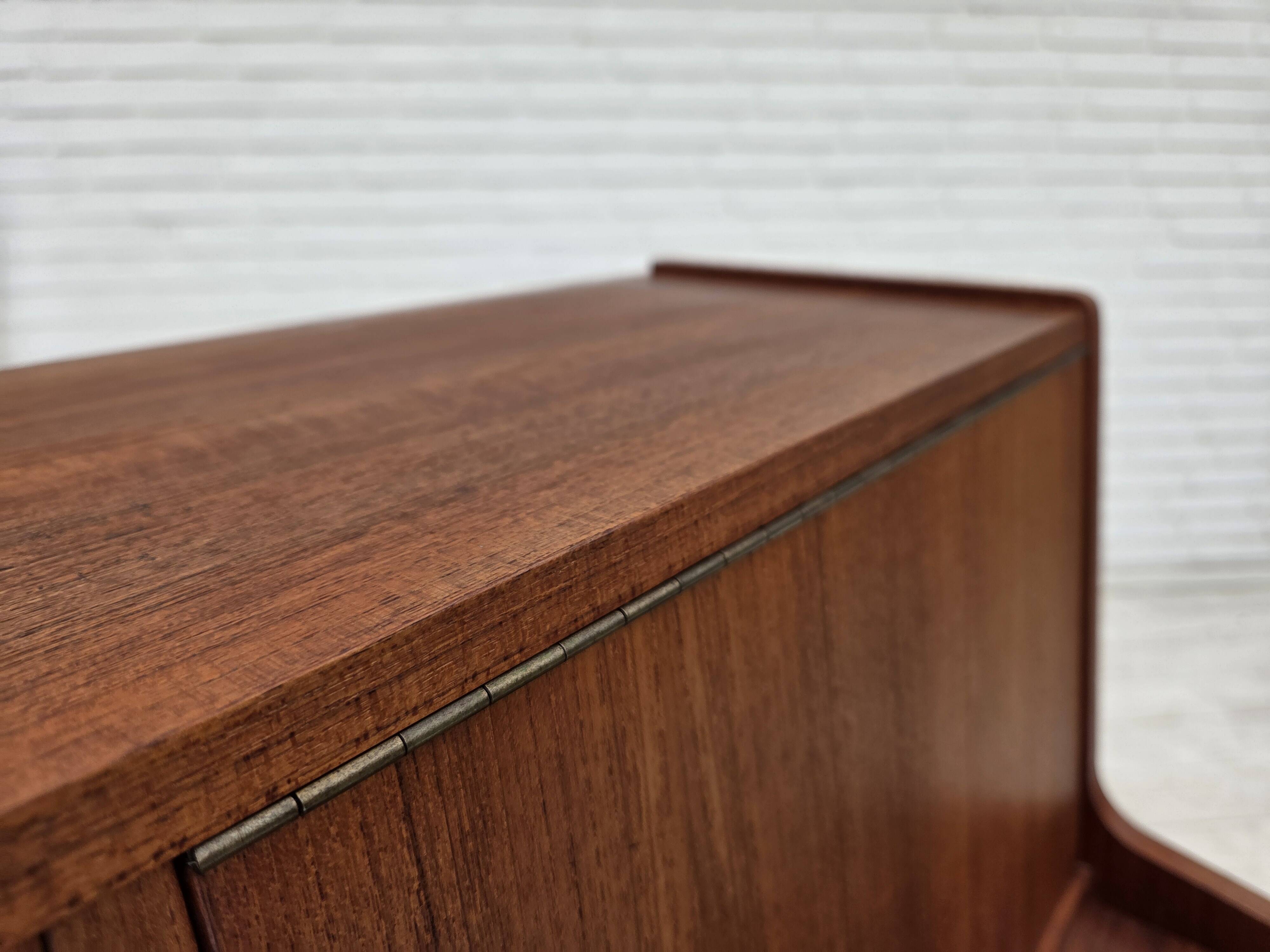 Commode danoise des années 1970 avec un miroir pliant, en bois de teck.