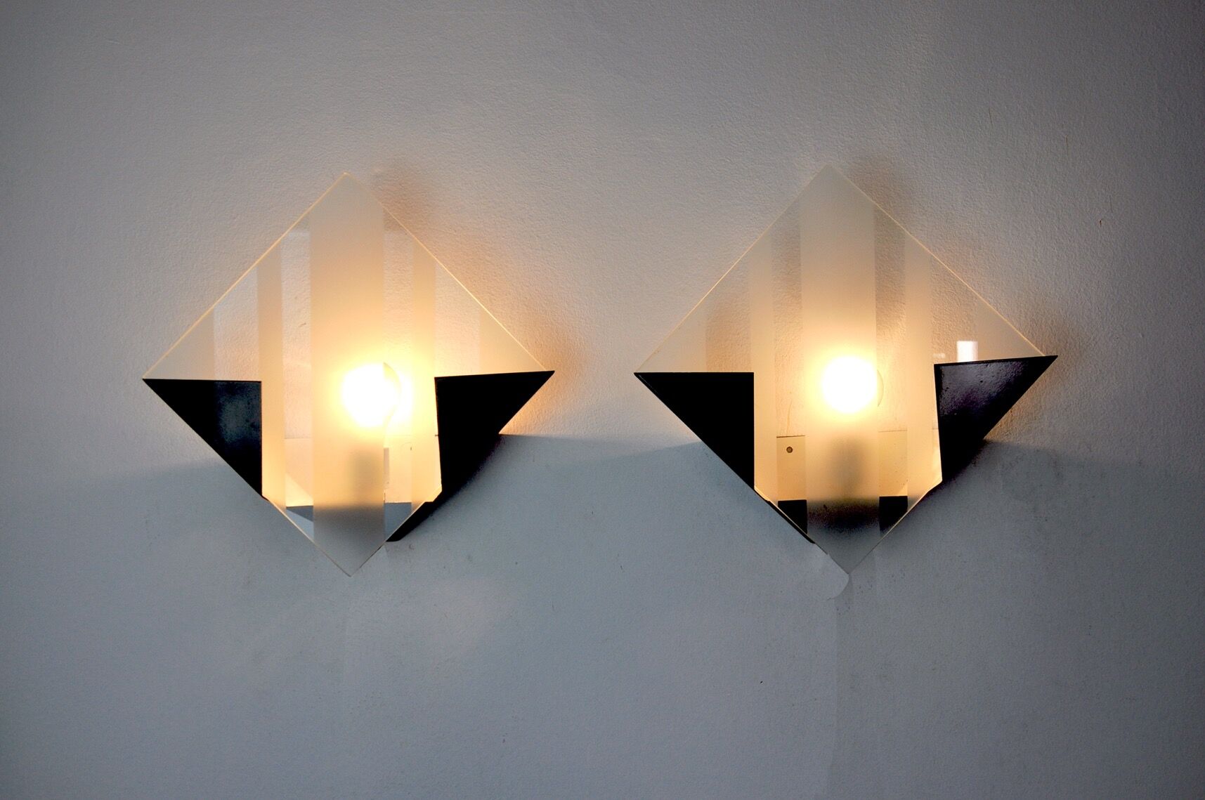 Pair of wall lamps "Rombo" by Miguel Milá, Spain, 1980