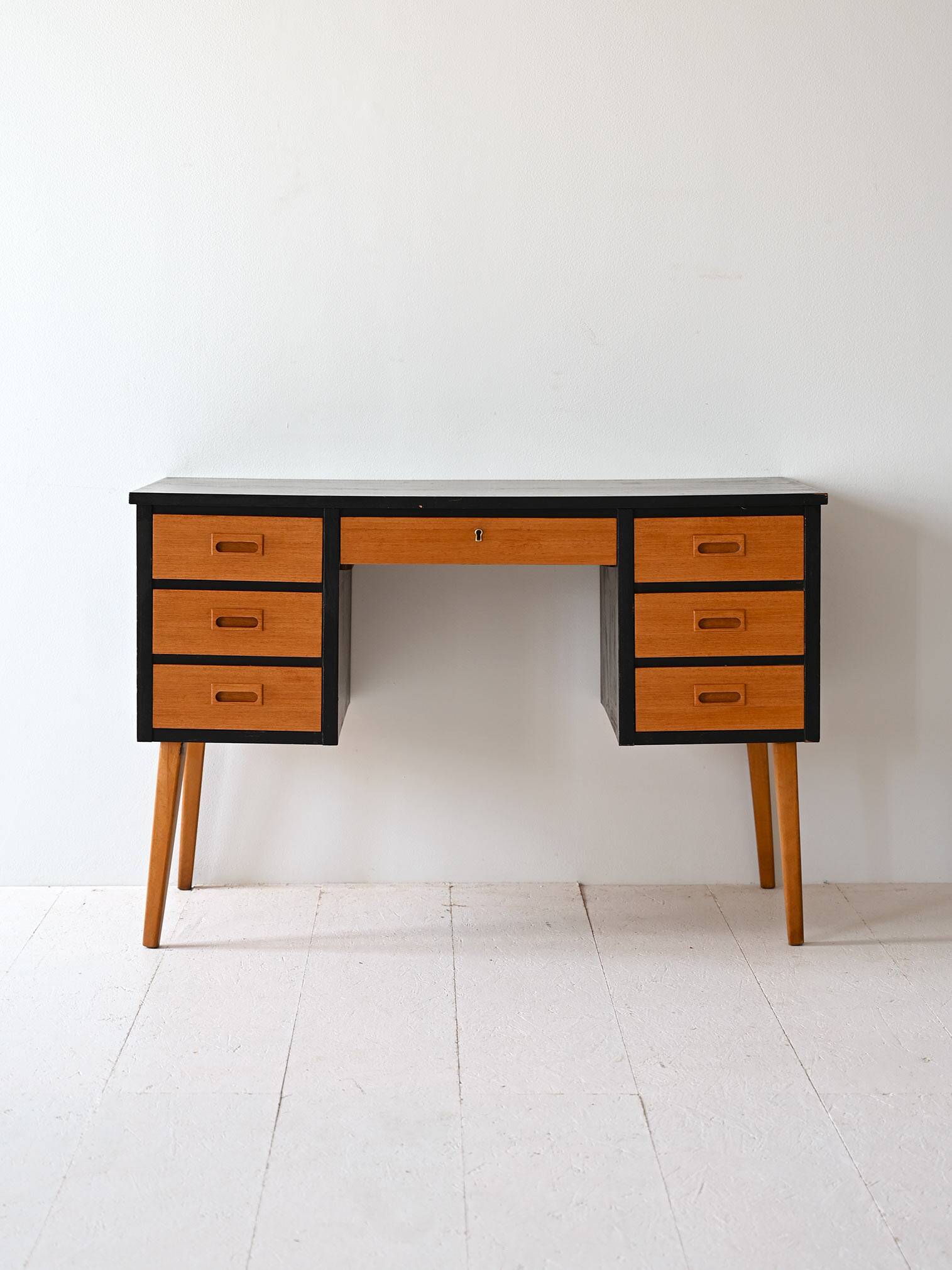Bureau vintage avec détails noirs