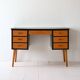 Bureau vintage avec détails noirs