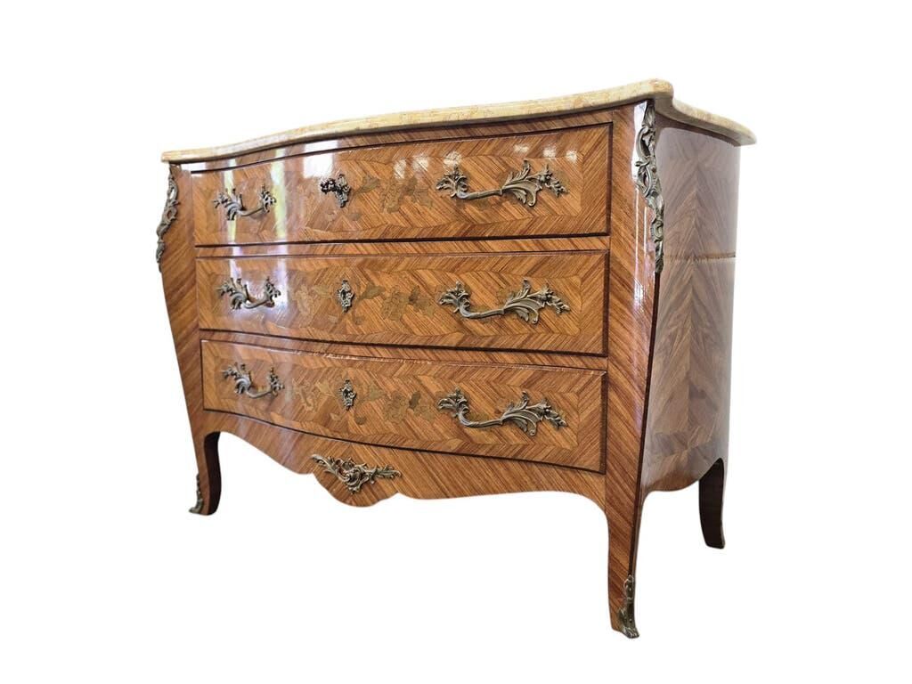 Commode en bois vintage de style Louis XV