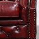 Fauteuil club Chesterfield et table d'appoint en cuir de vache rouge