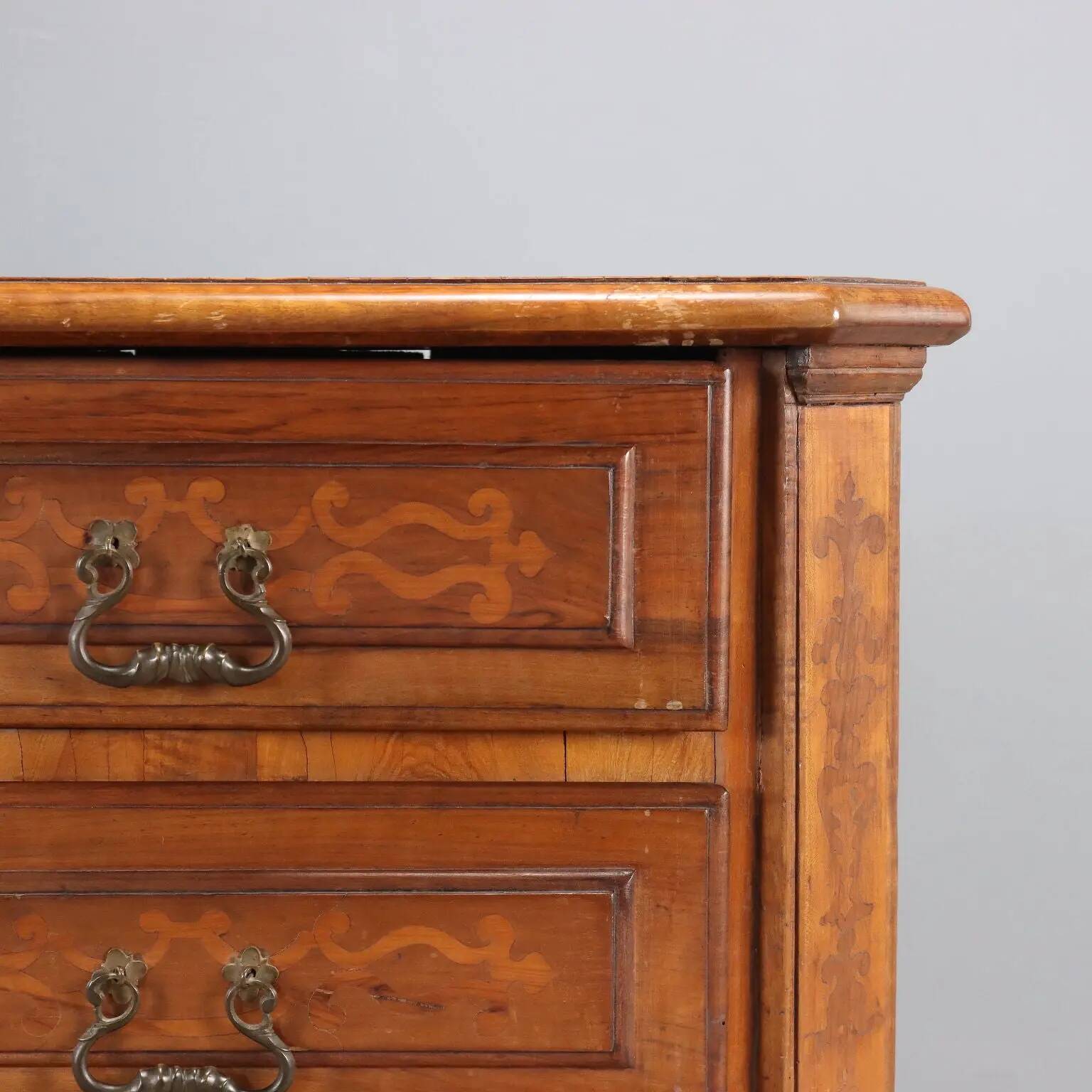 Antique baroque walnut chest of drawers with 4 drawers, 18th century.