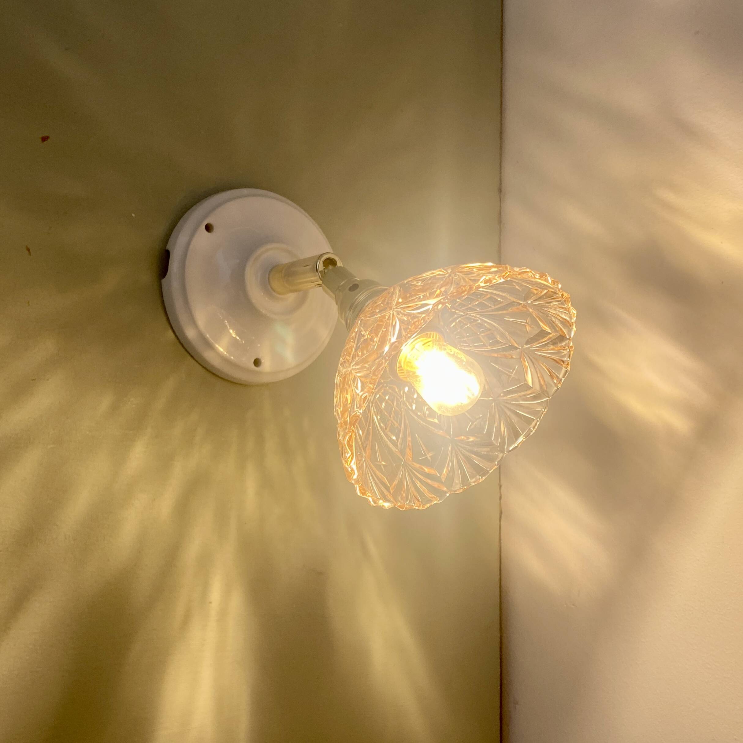 Vintage lampshade wall light in pink glass - tableware collection -