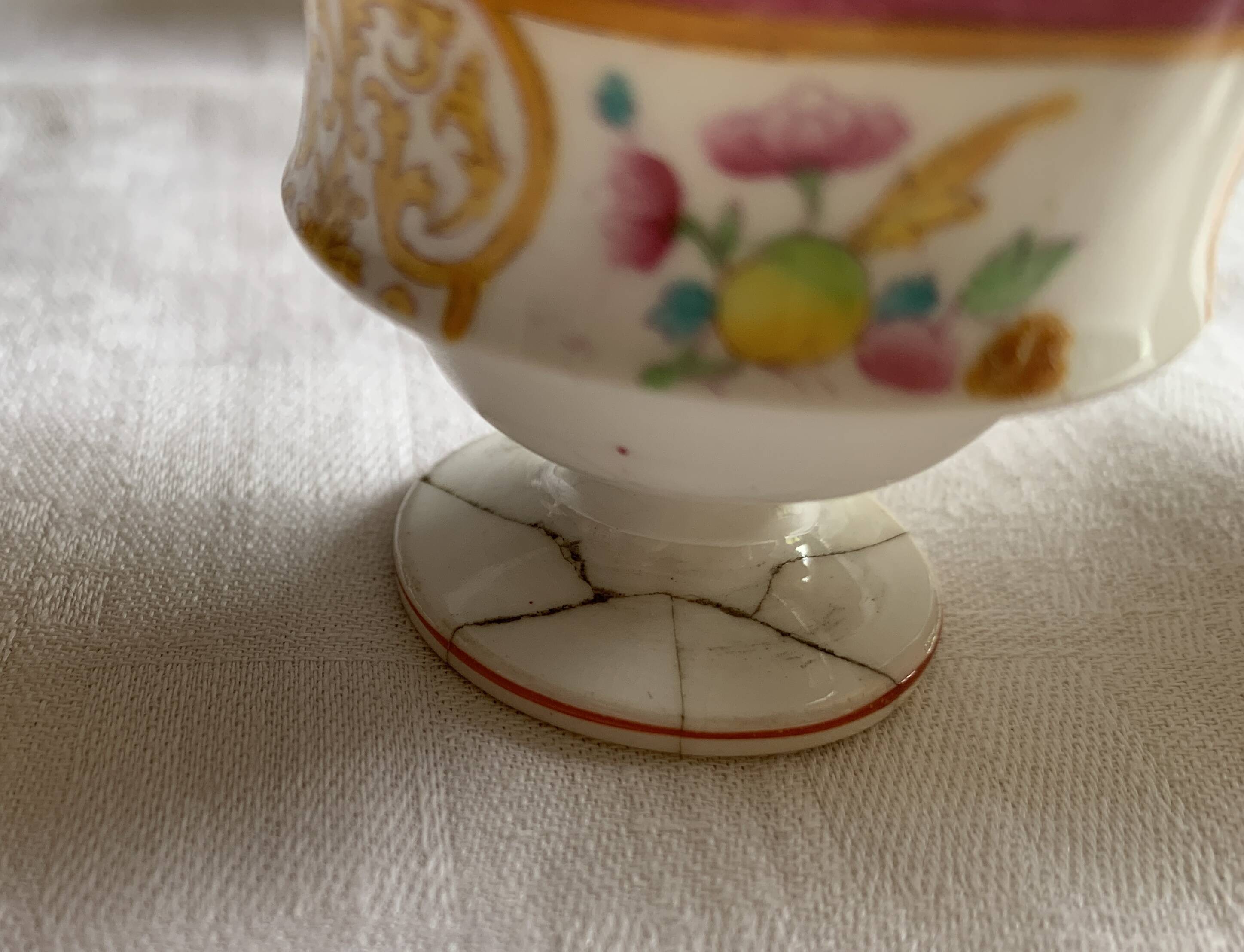 Minton egg cup holder and its 6 egg cups