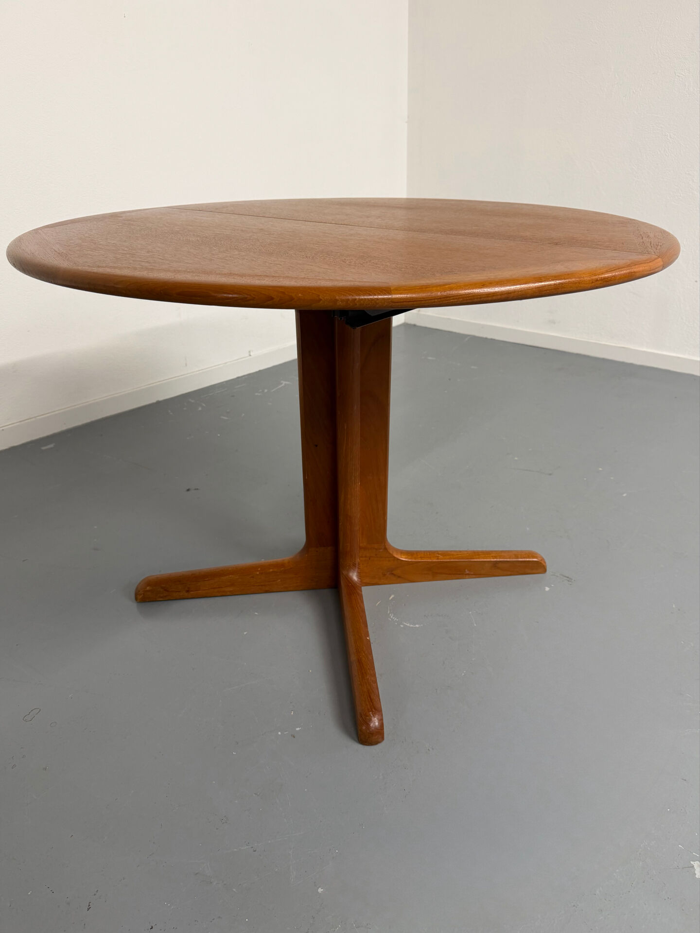 Vintage round dining table Scandinavian design an60 Falster Furniture