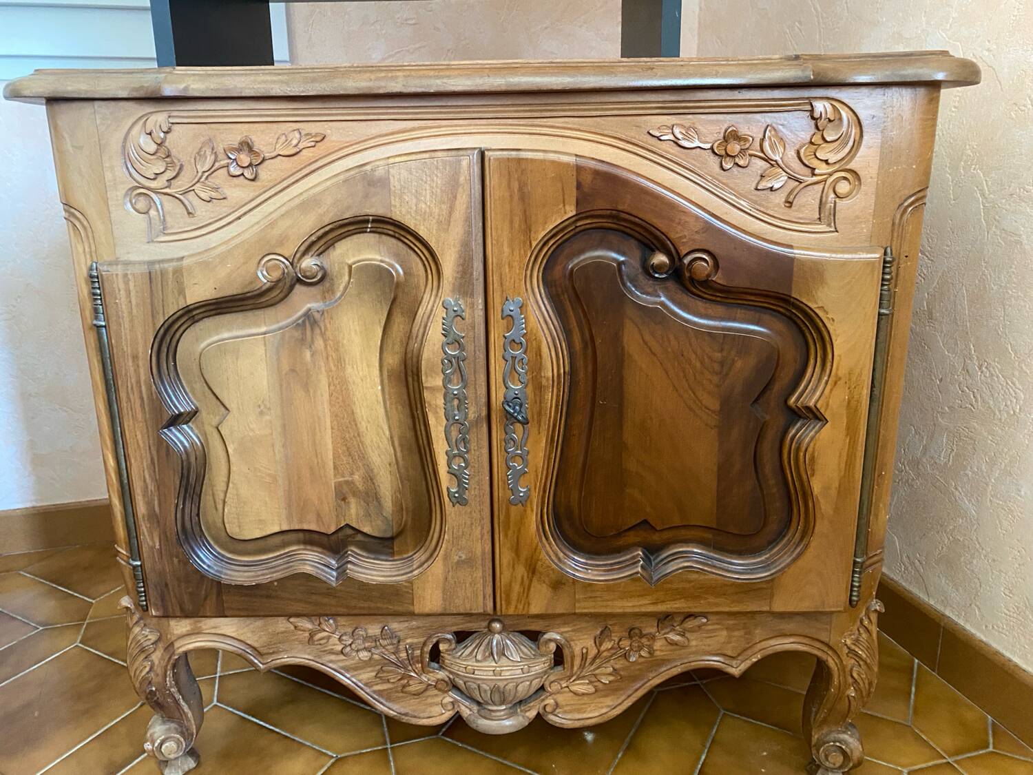 Provençal walnut TV cabinet