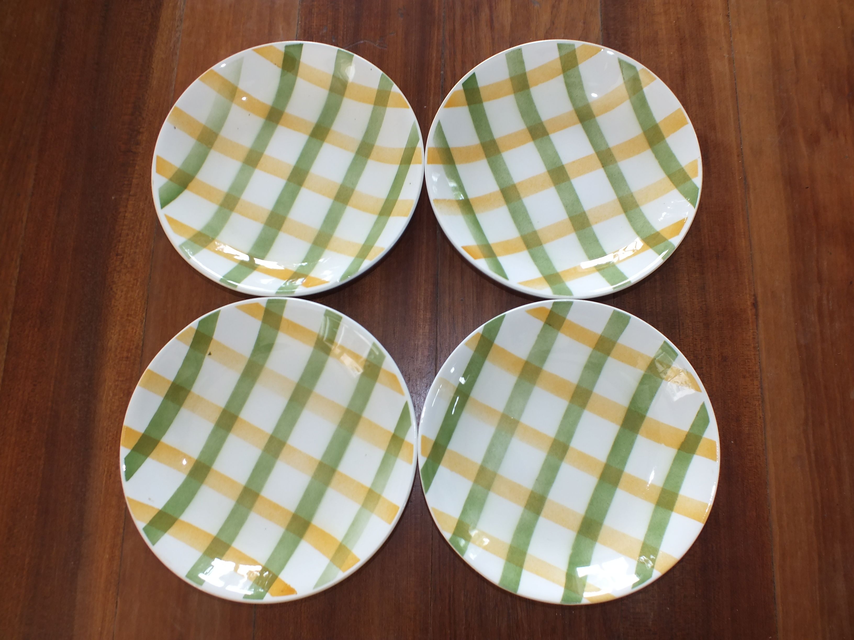 4 Semi-hollow plates with green and yellow checks, Moulin des Loups tea towel