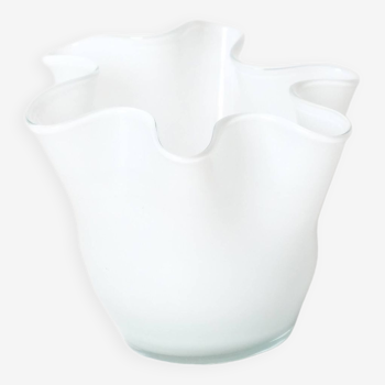 petit vase mouchoir en opaline blanche