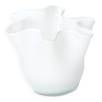 petit vase mouchoir en opaline blanche