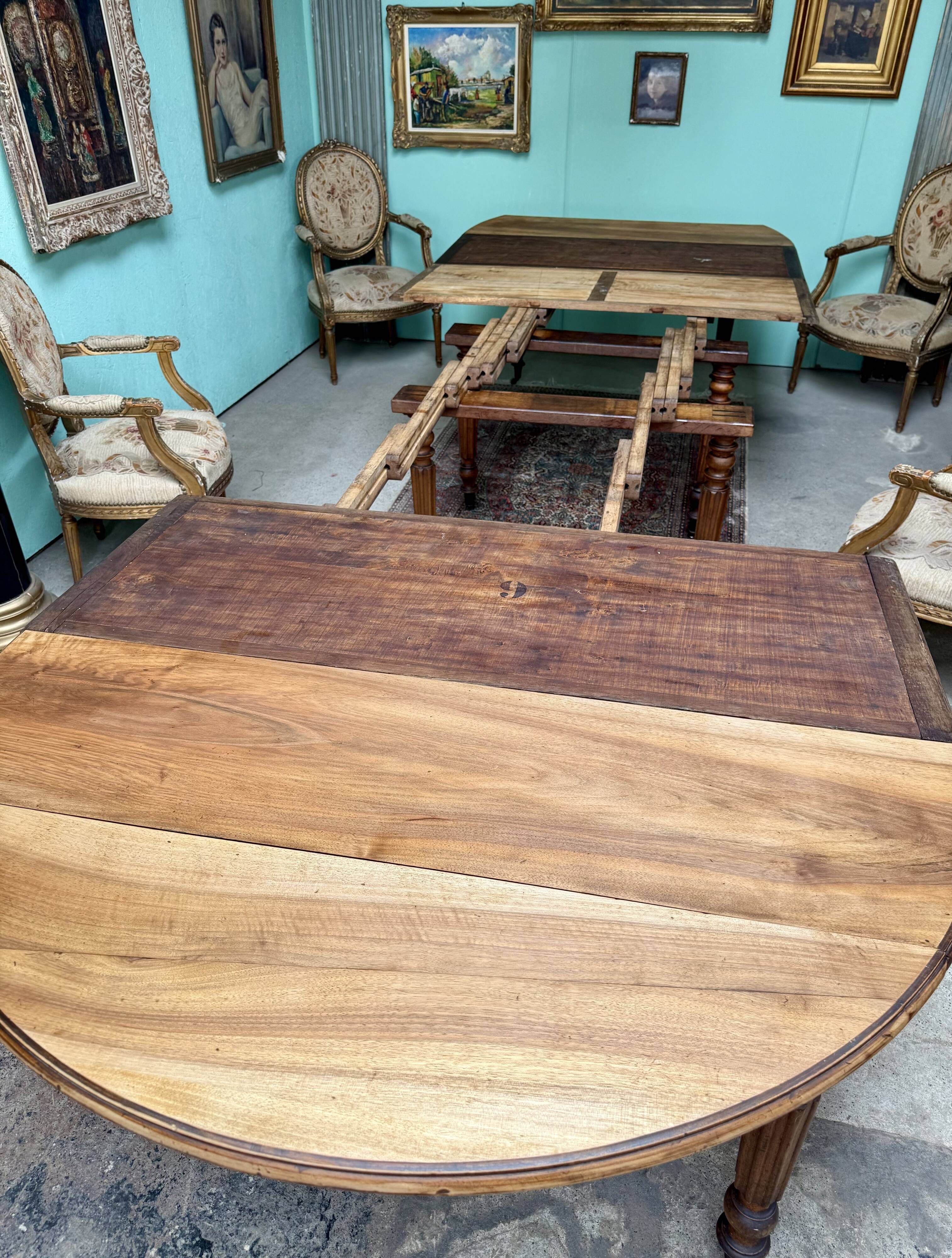 Table 8 pieds a rallonges en noyer massif d’époque 19 eme