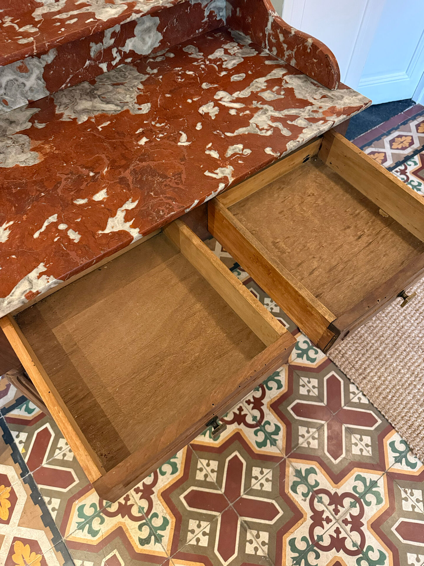 Art Deco console in walnut and marble.