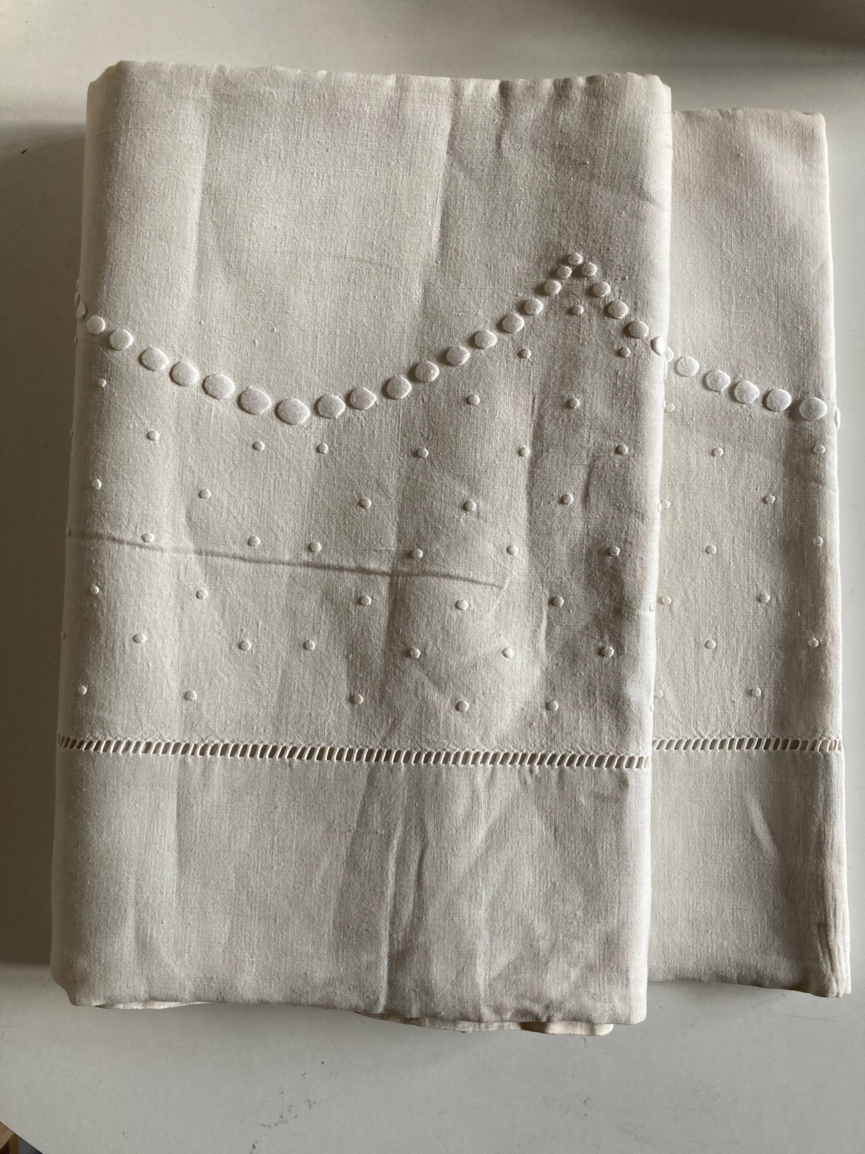 Linen cloth sheet embroidered with a pea festoon