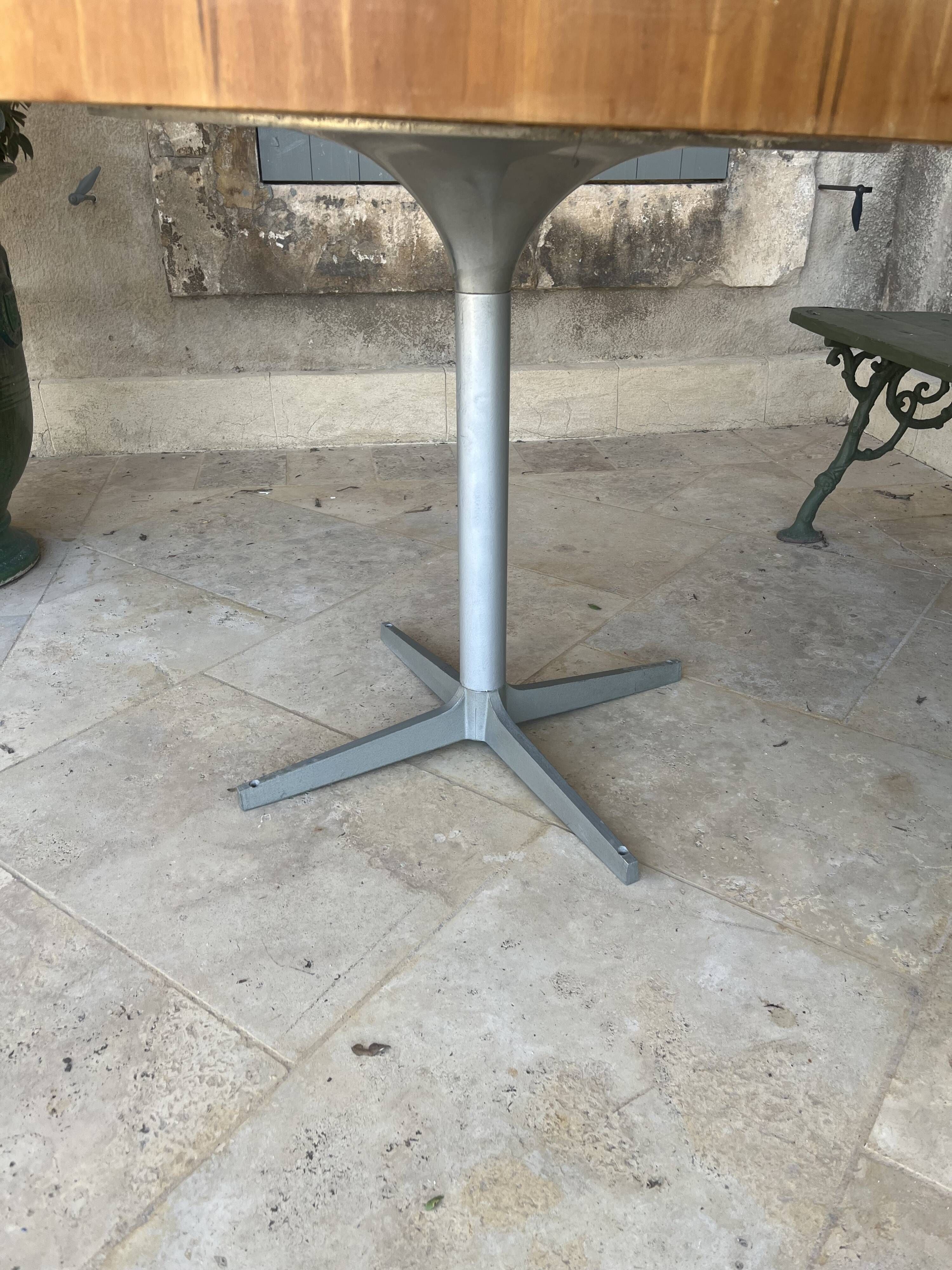 Table ronde vintage avec plateau en bois