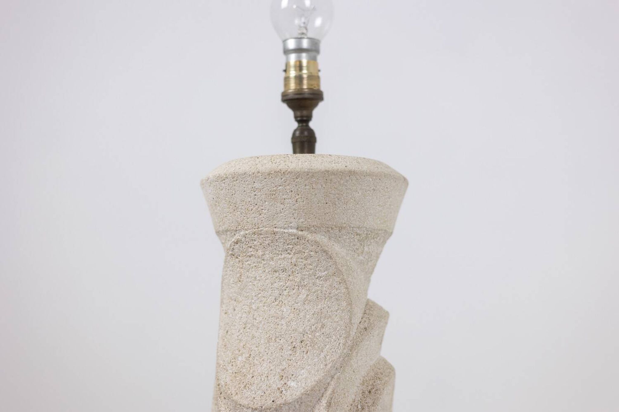Lampe en pierre sculpté. Années 1970.