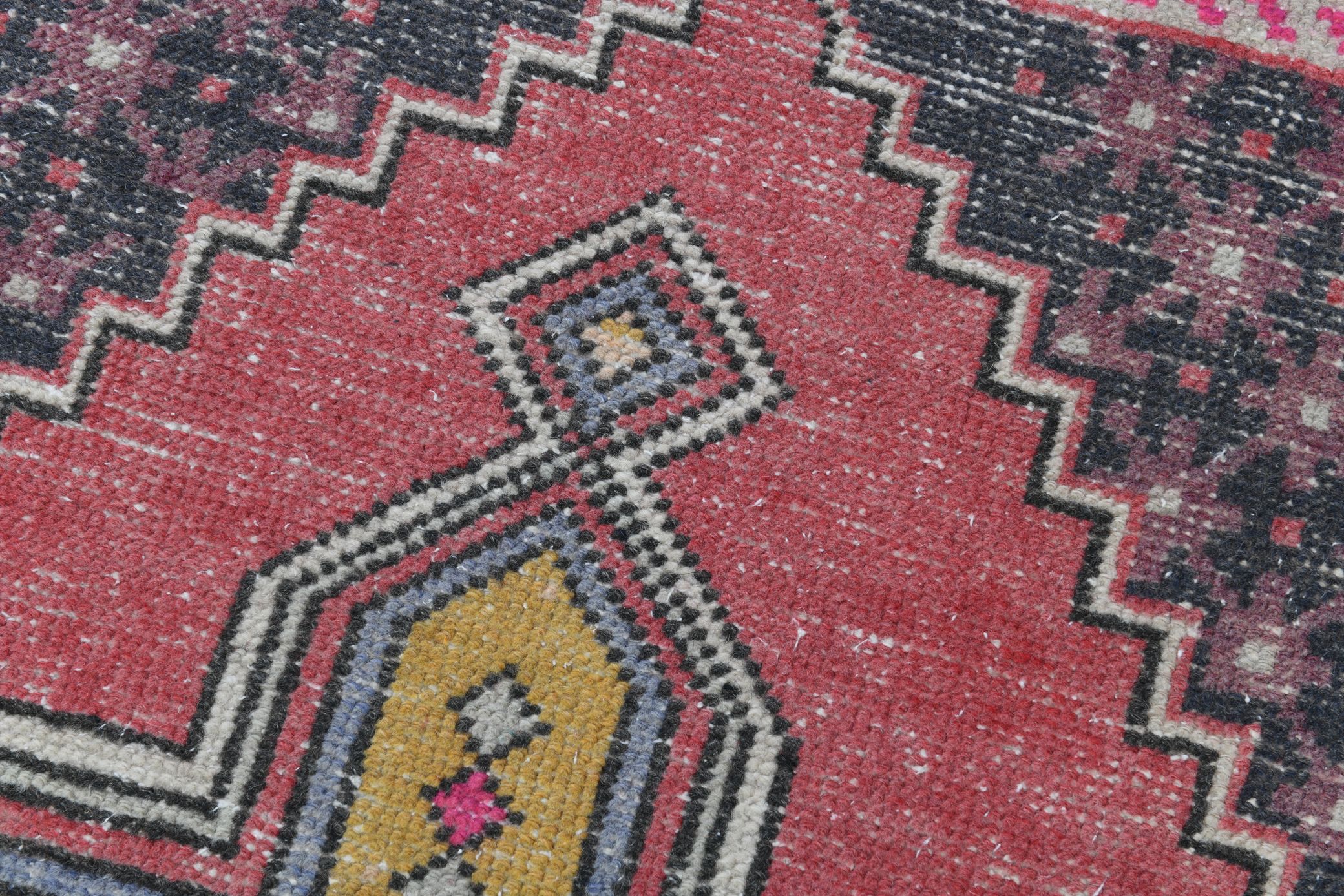 4x8 Pale Red Geometric Vintage Rug, 129x258Cm