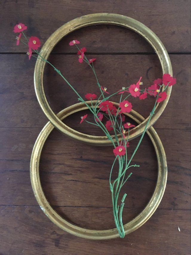 Round frames in gilded wood.