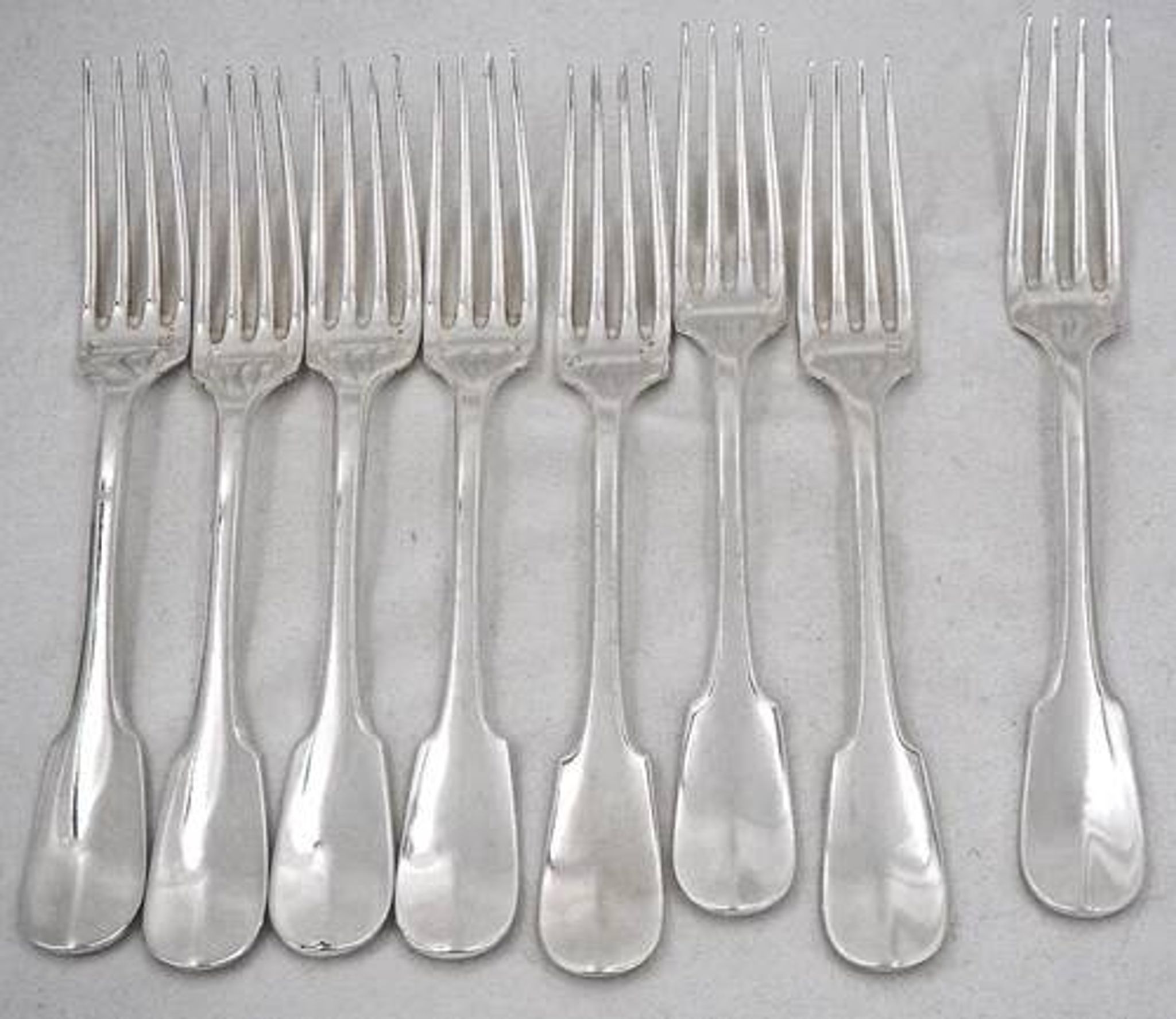 Christofle Cluny, 8 table forks, 20.5 cm, silver-plated metal, excellent condition.